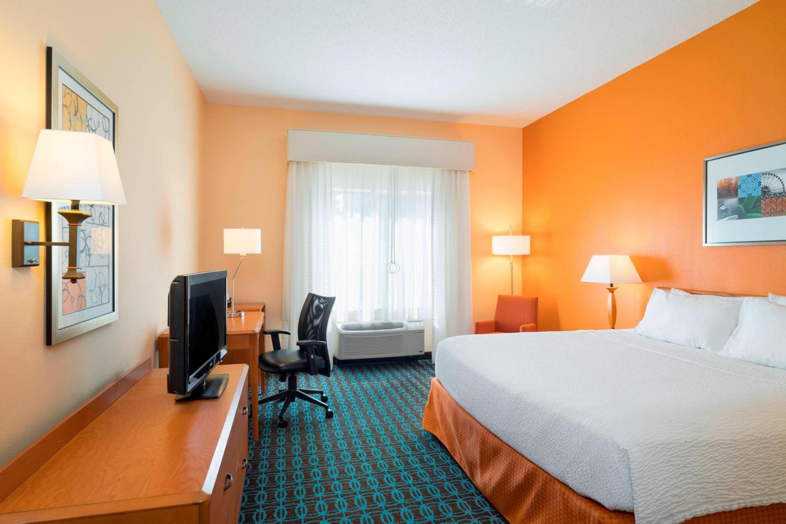 King Room with Adapted Tub - Mobility and Hearing Accessible - Photo 2