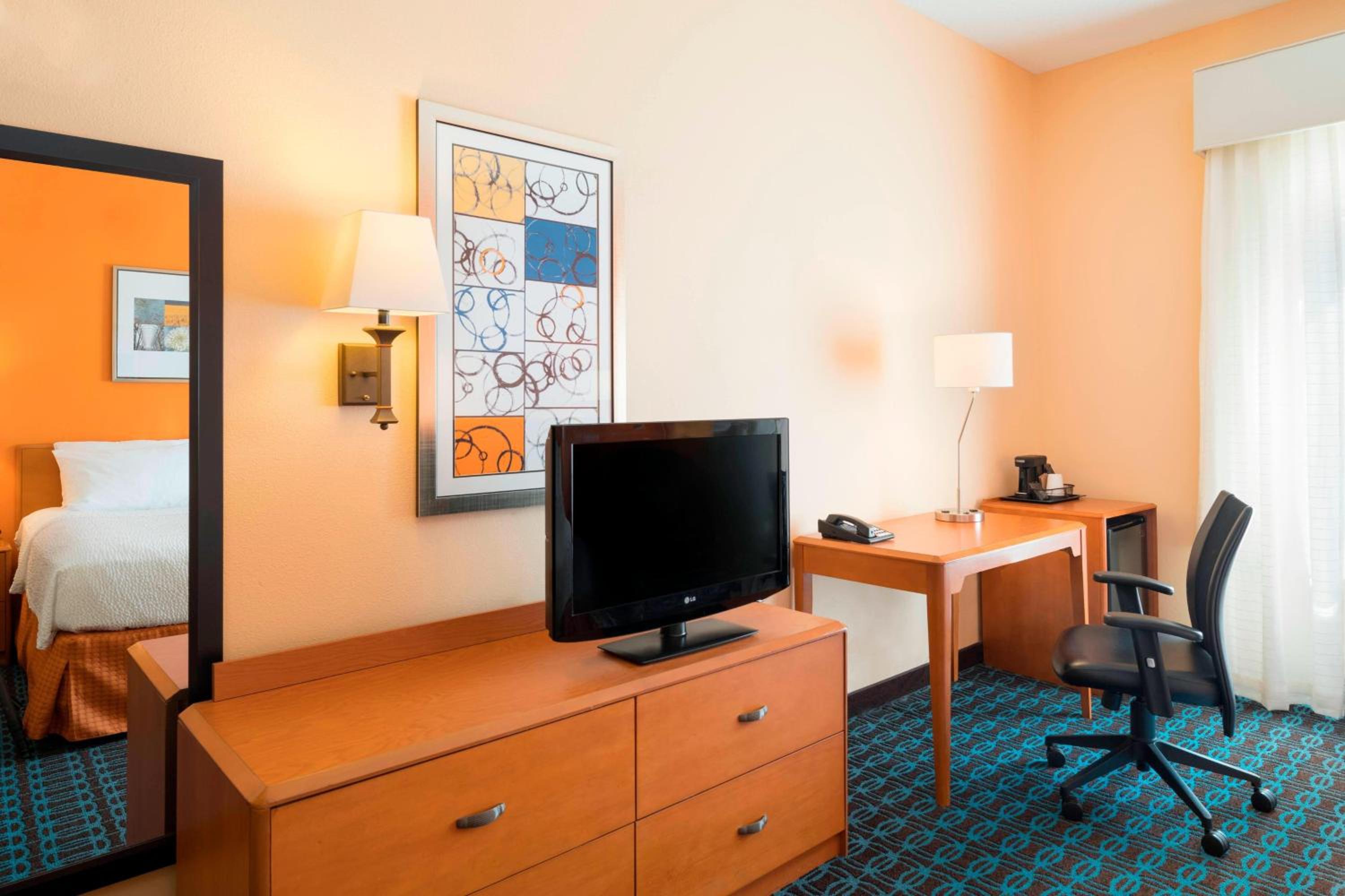 King Room with Adapted Tub - Mobility and Hearing Accessible - Photo 3