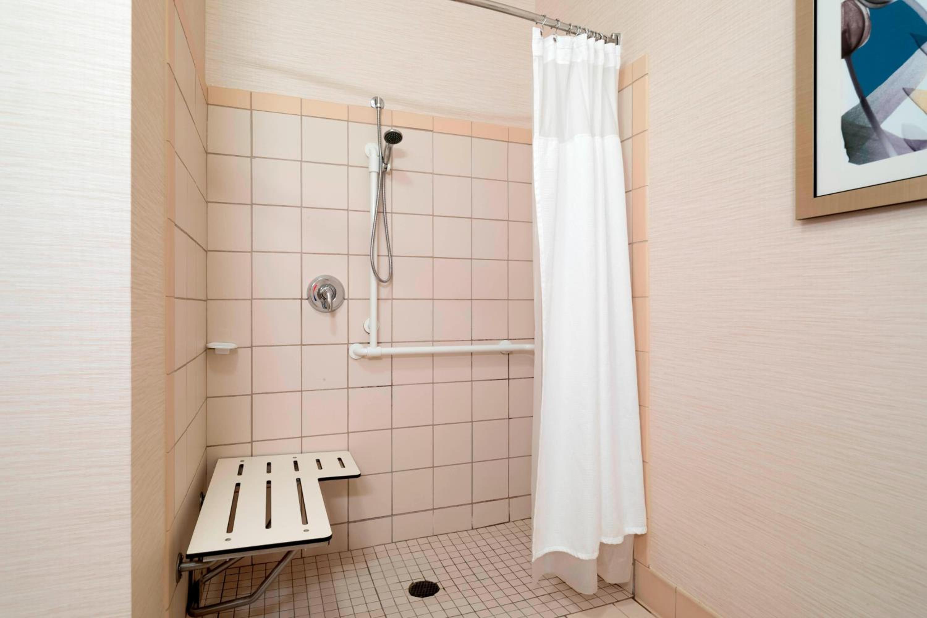 King Room with Adapted Tub - Mobility and Hearing Accessible - Photo 5