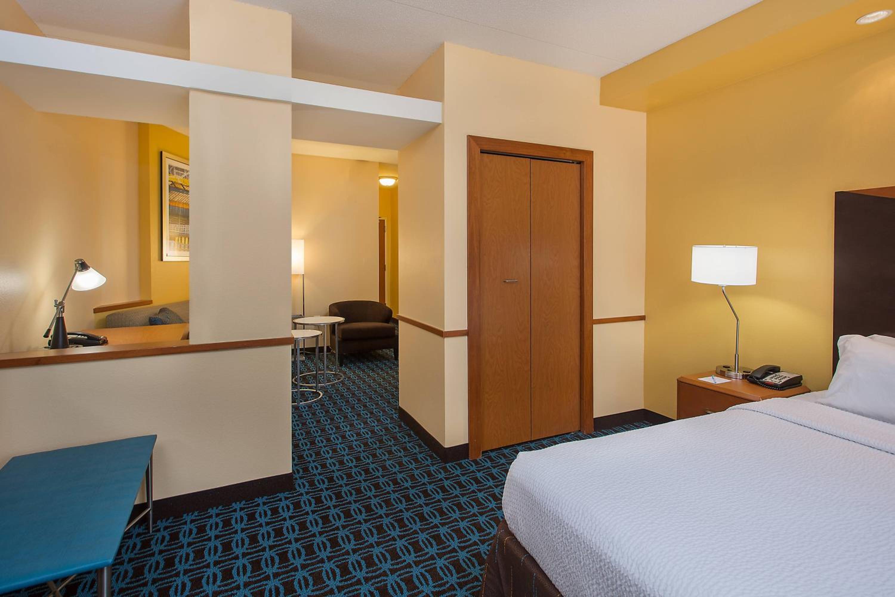 Queen Suite with Two Queen Beds and Sofa Bed - Photo 5