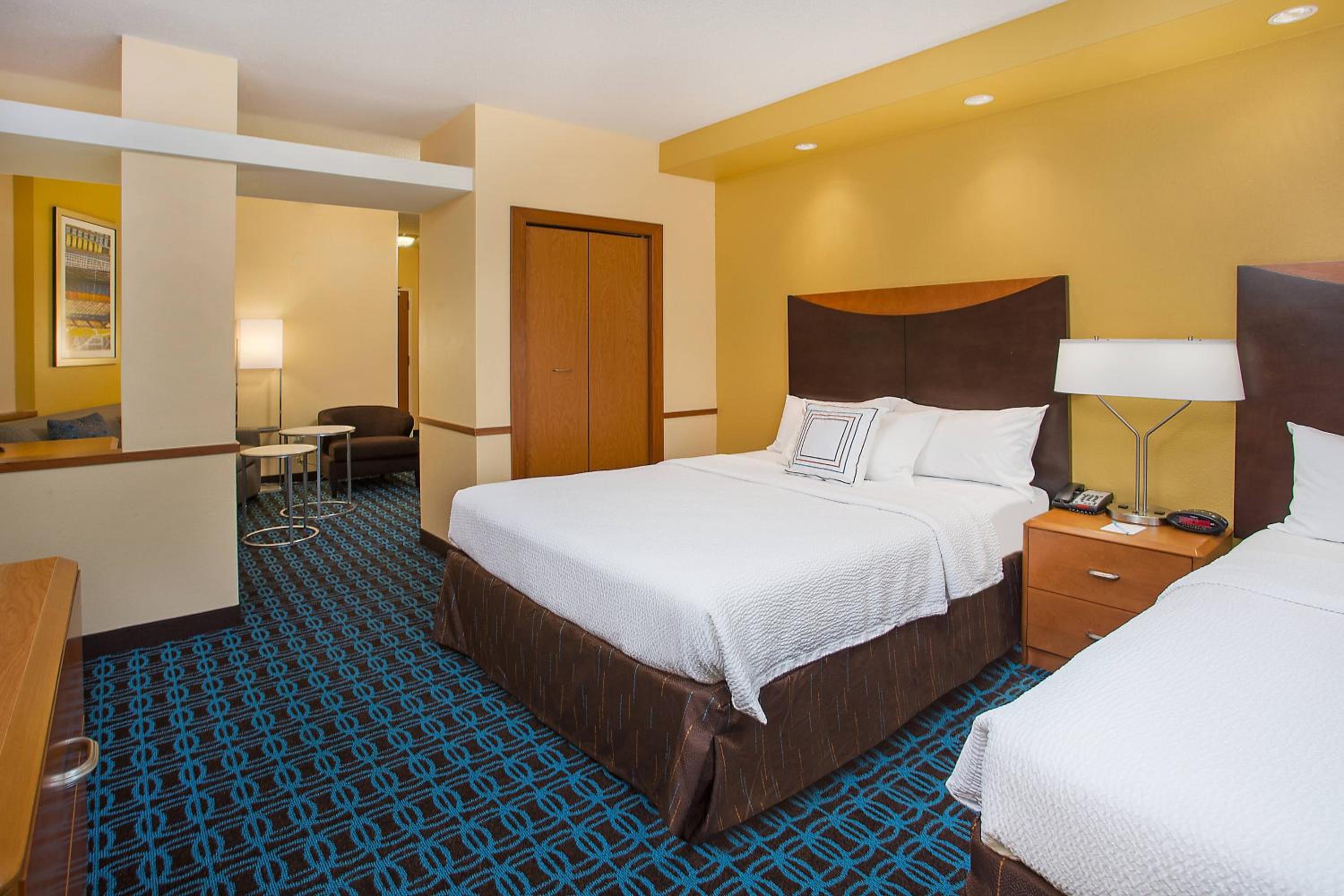 Queen Suite with Two Queen Beds and Sofa Bed - Photo 3