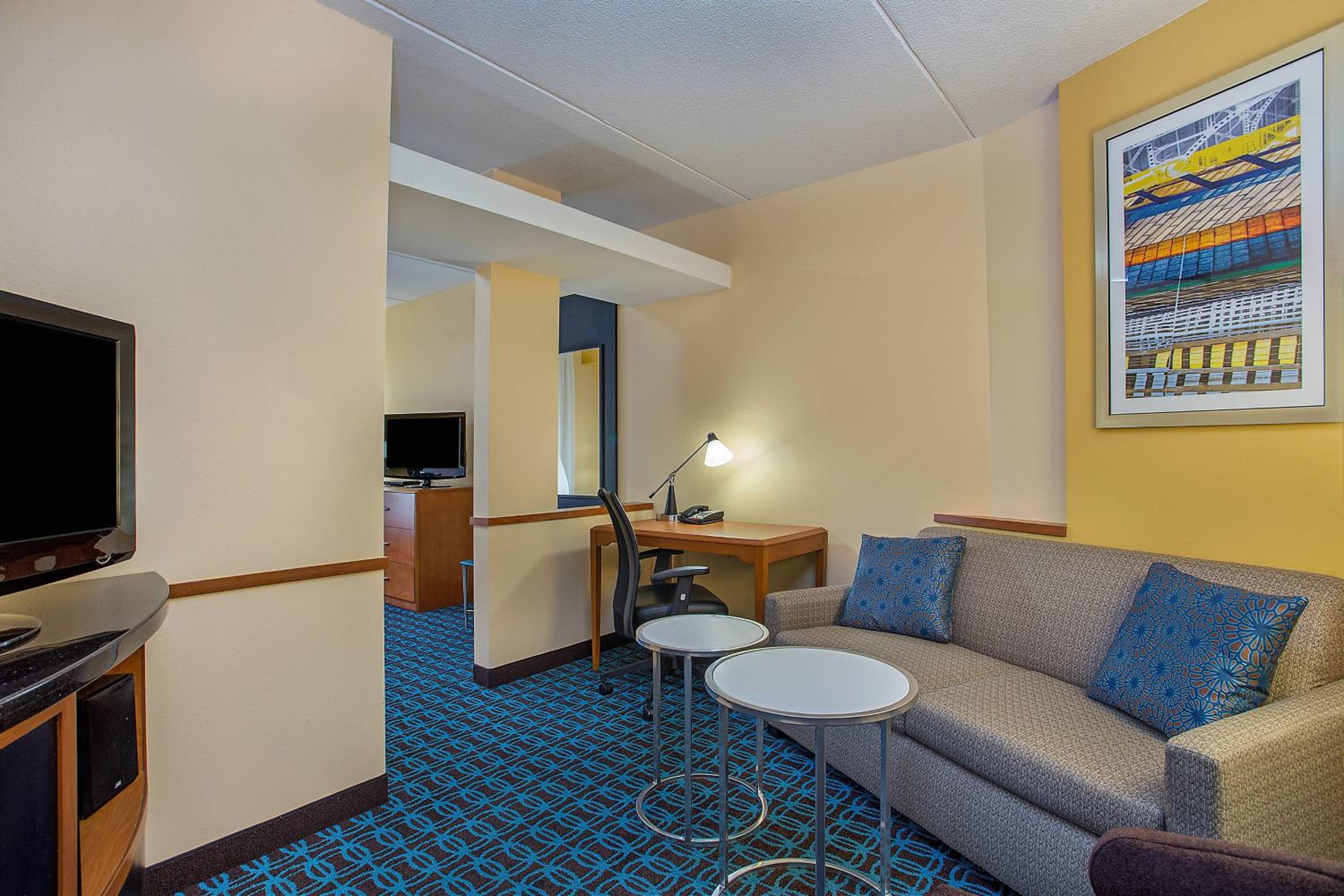 Queen Suite with Two Queen Beds and Sofa Bed - Photo 4