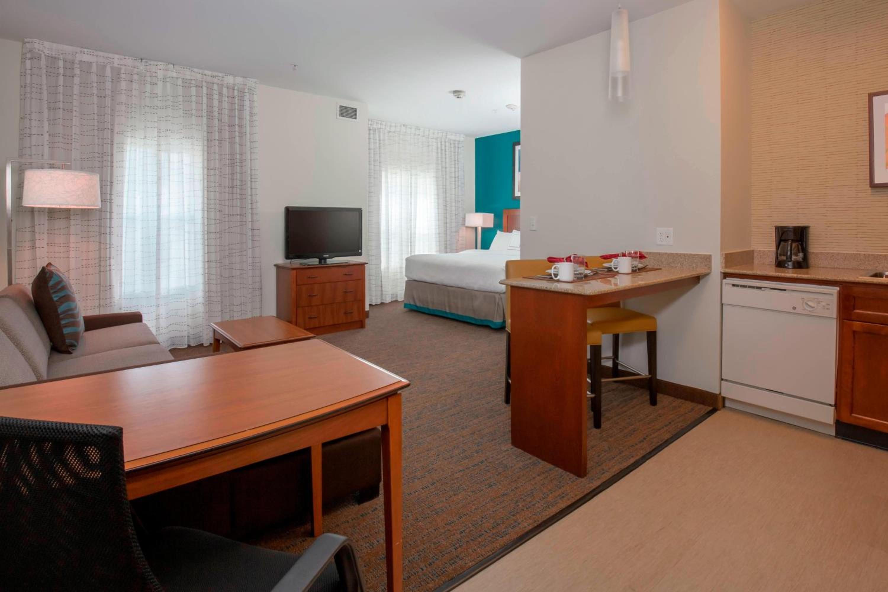 King Studio with Sofa Bed and Adapted Tub - Mobility and Hearing Accessible
