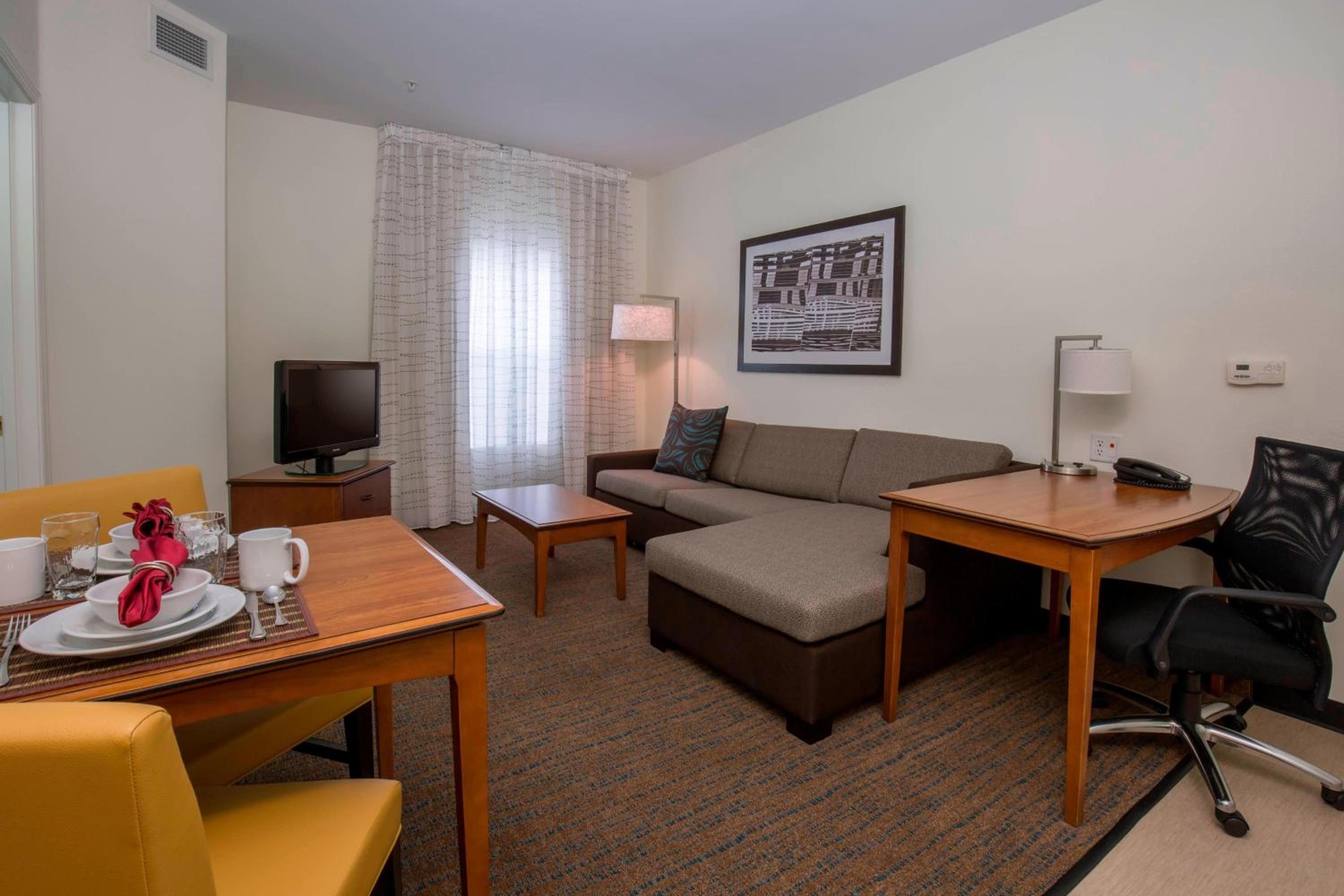 One-Bedroom Queen Suite with Sofa Bed and Adapted Tub - Mobility and Hearing Accessible - Photo 2
