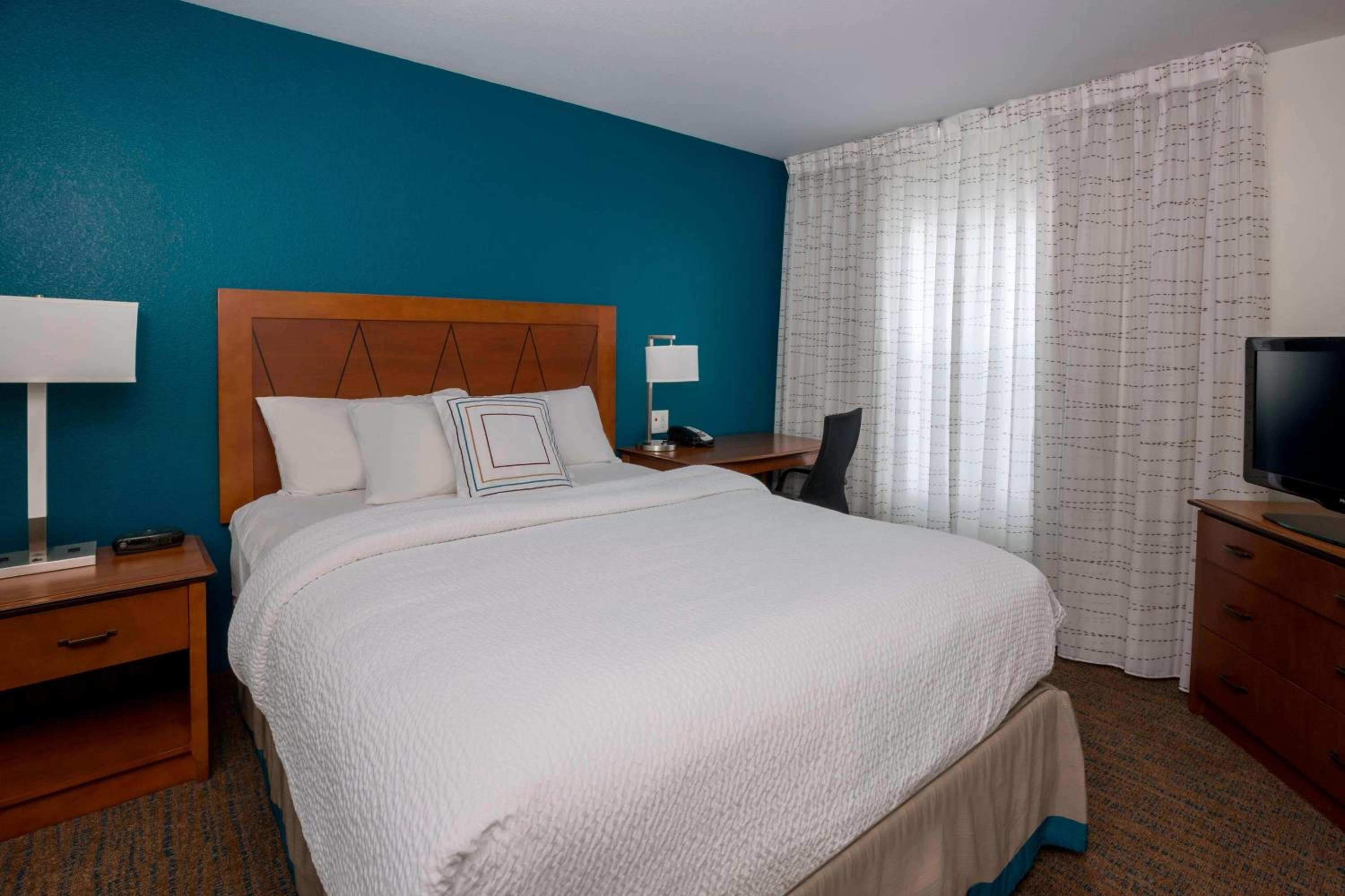 One-Bedroom Queen Suite with Sofa Bed and Adapted Tub - Mobility and Hearing Accessible - Photo 4