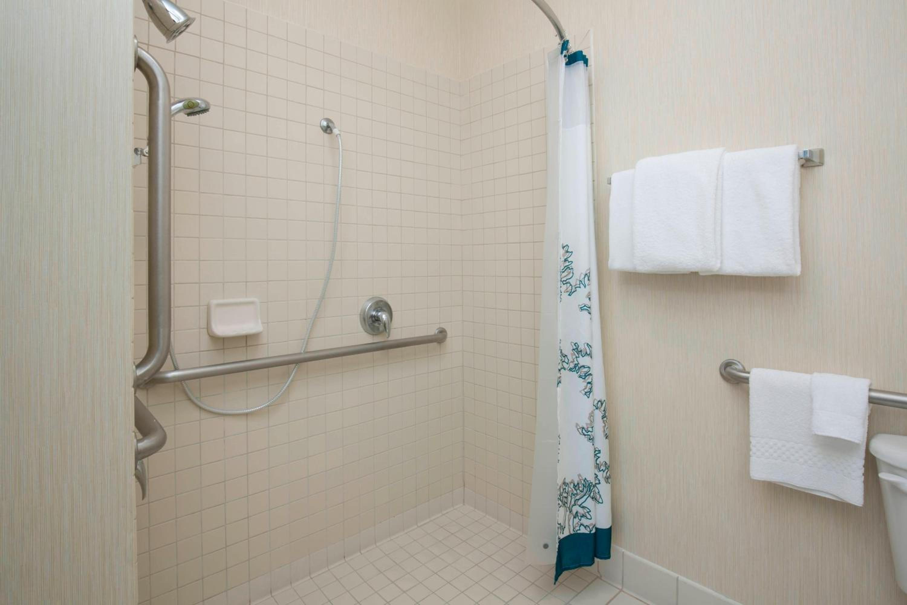 One-Bedroom Queen Suite with Sofa Bed and Adapted Tub - Mobility and Hearing Accessible - Photo 6