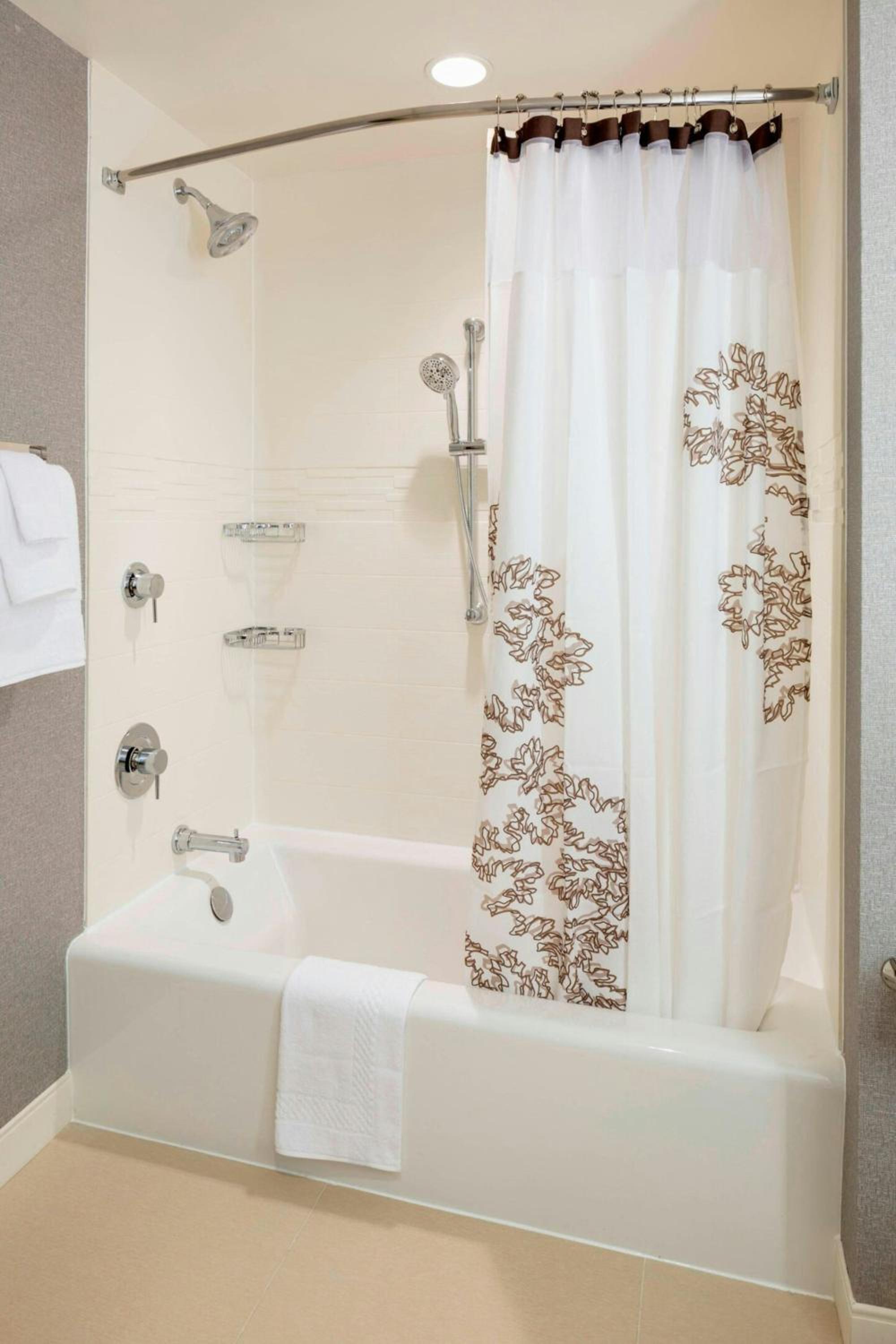 Two-Bedroom Suite with Adapted Tub - Mobility and Hearing Accessible