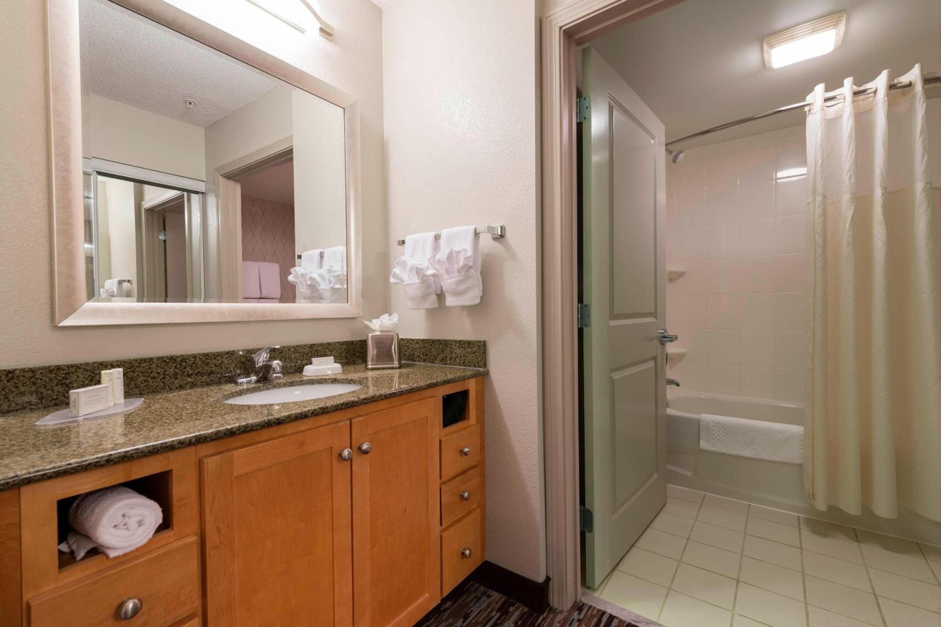 Two-Bedroom Large Suite - Mobility/Hearing Accessible with Roll-In Shower photo 3