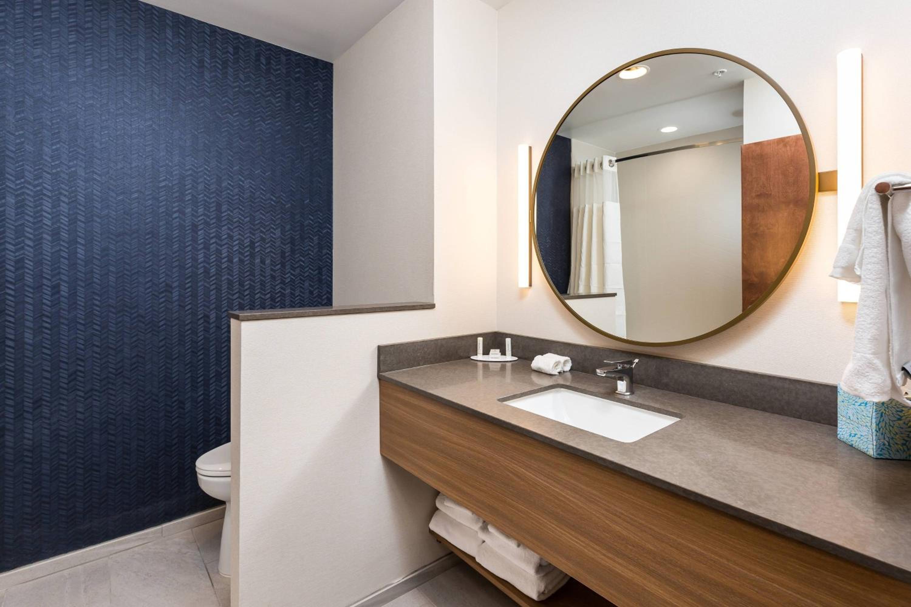 Queen Room with Two Queen Beds and Bathtub - Mobility Access/Hearing Accessible photo 3