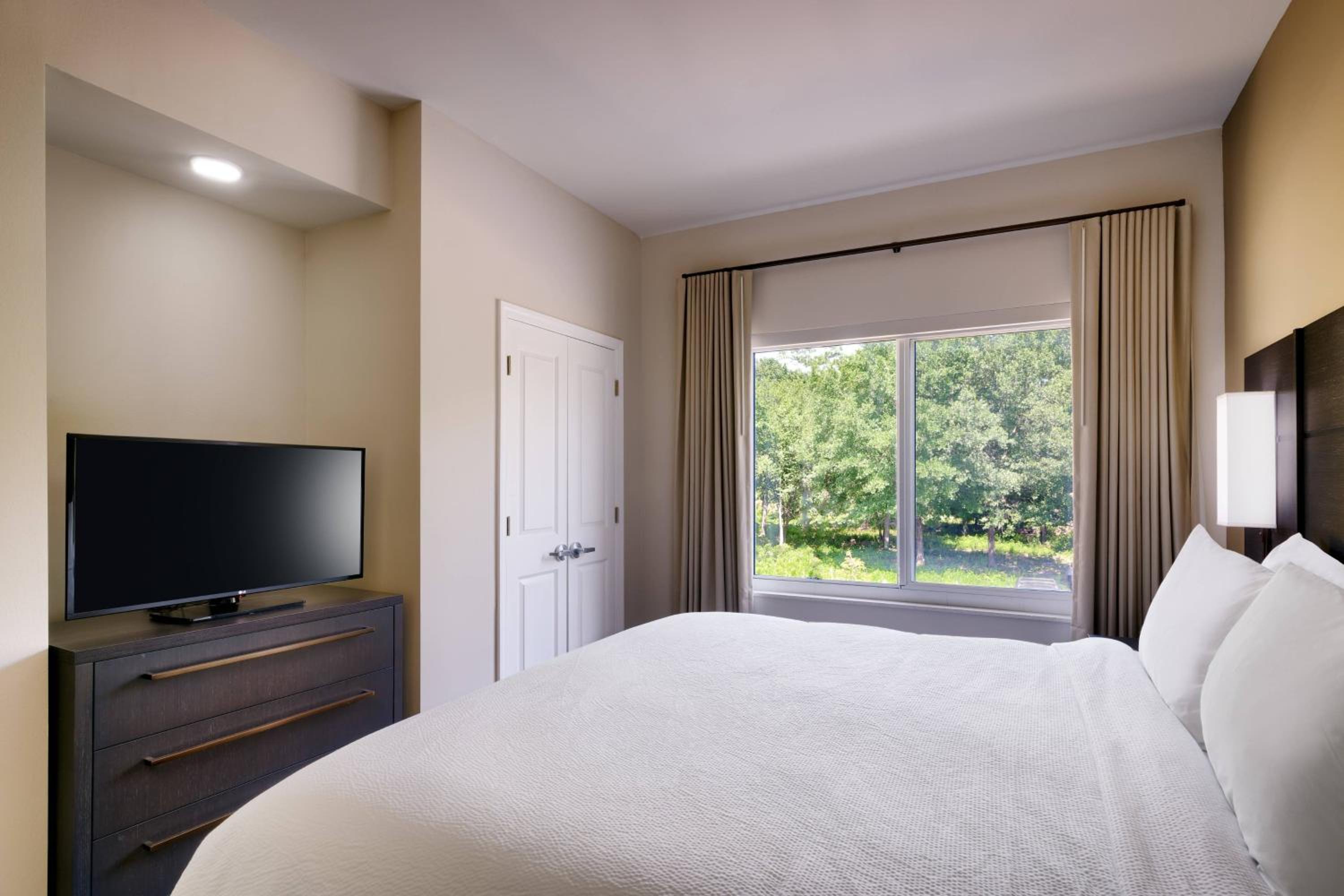 One-Bedroom King Suite with Sofa Bed - Mobility Accessible with Tub photo 3