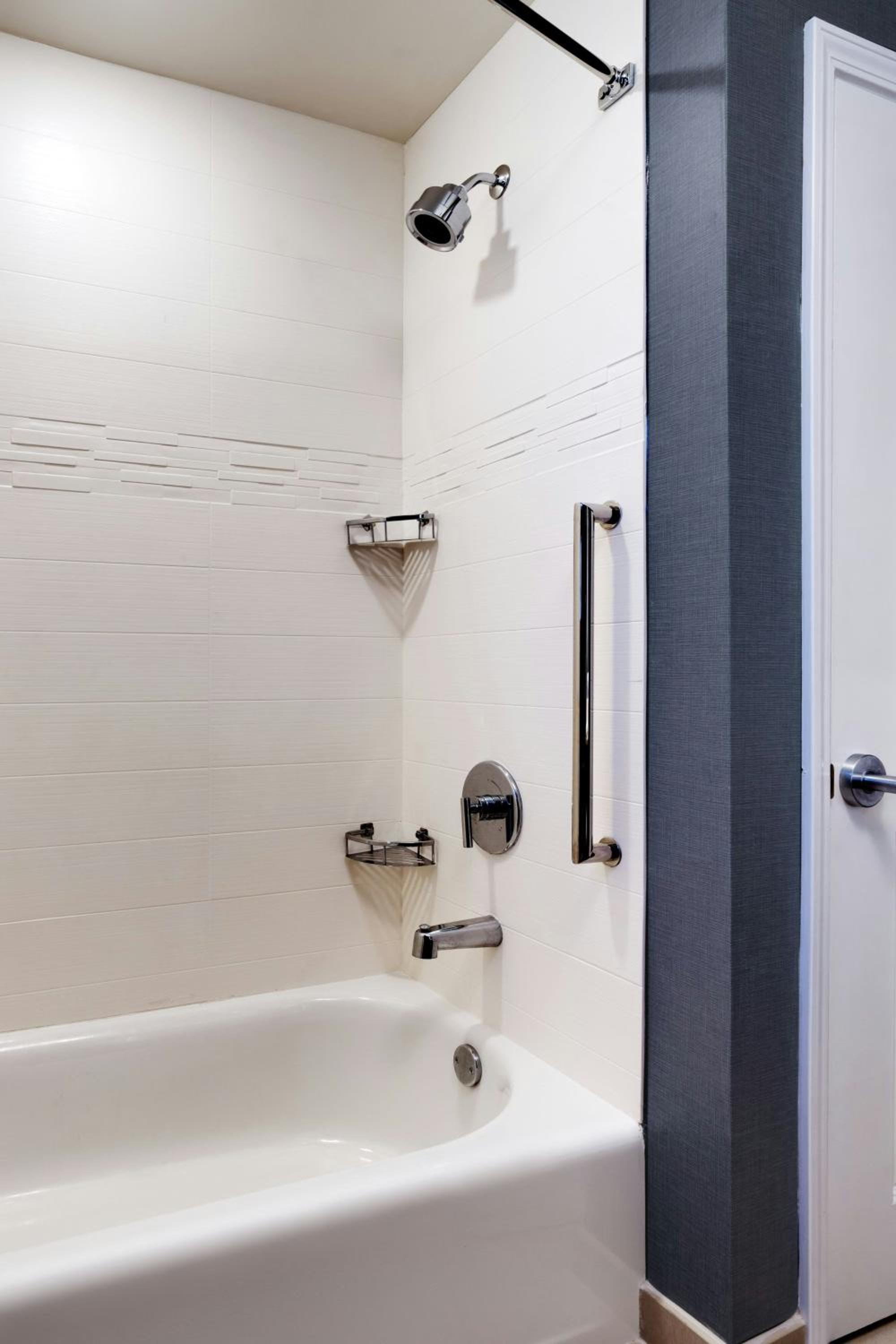 One-Bedroom King Suite with Sofa Bed - Mobility/Hearing Accessible with Roll-In Shower