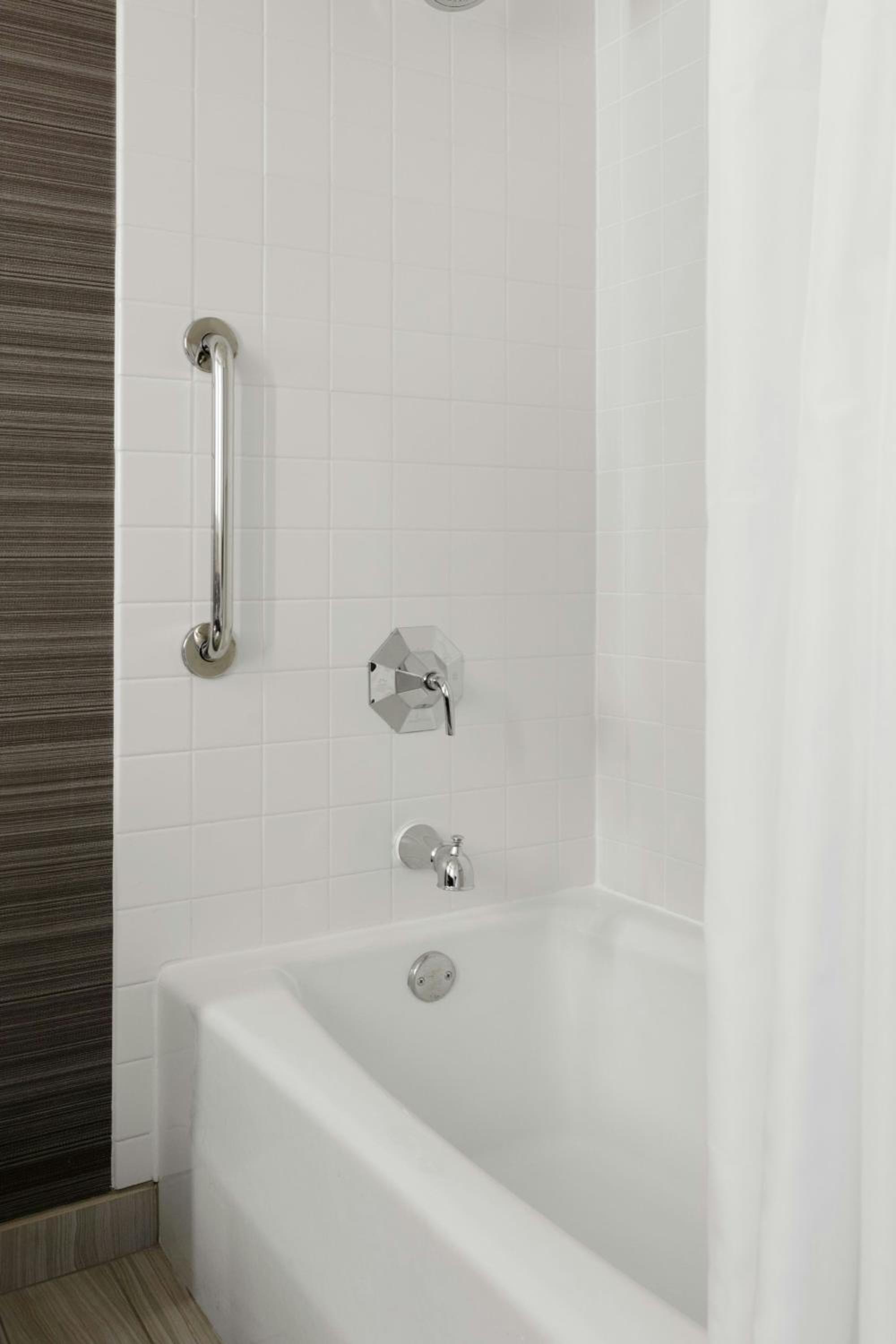 Double Room with Two Double Beds and Roll-in Shower - Mobility and Hearing Accessible - Photo 6