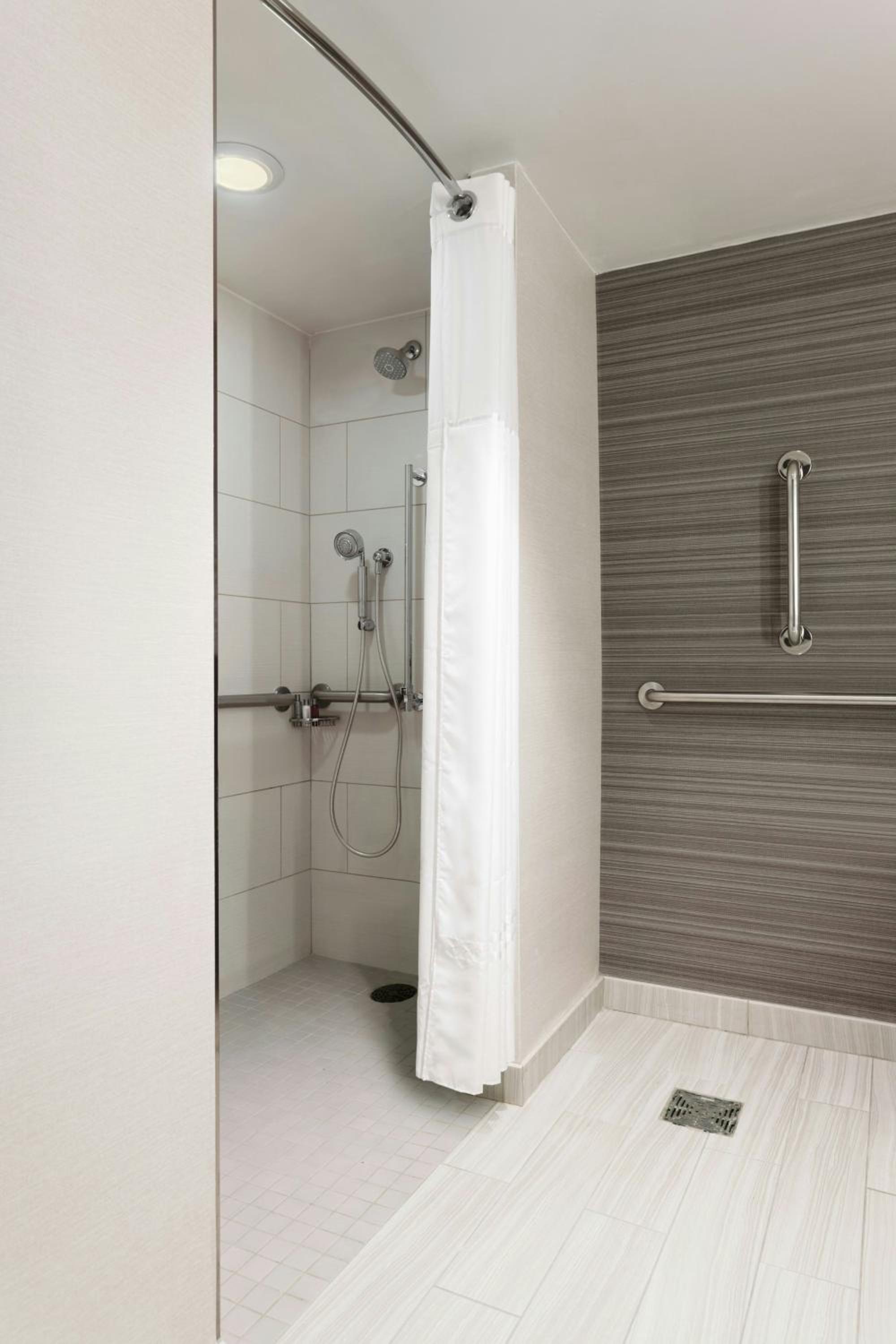 Double Room with Two Double Beds and Tub - Mobility Accessible - Photo 3