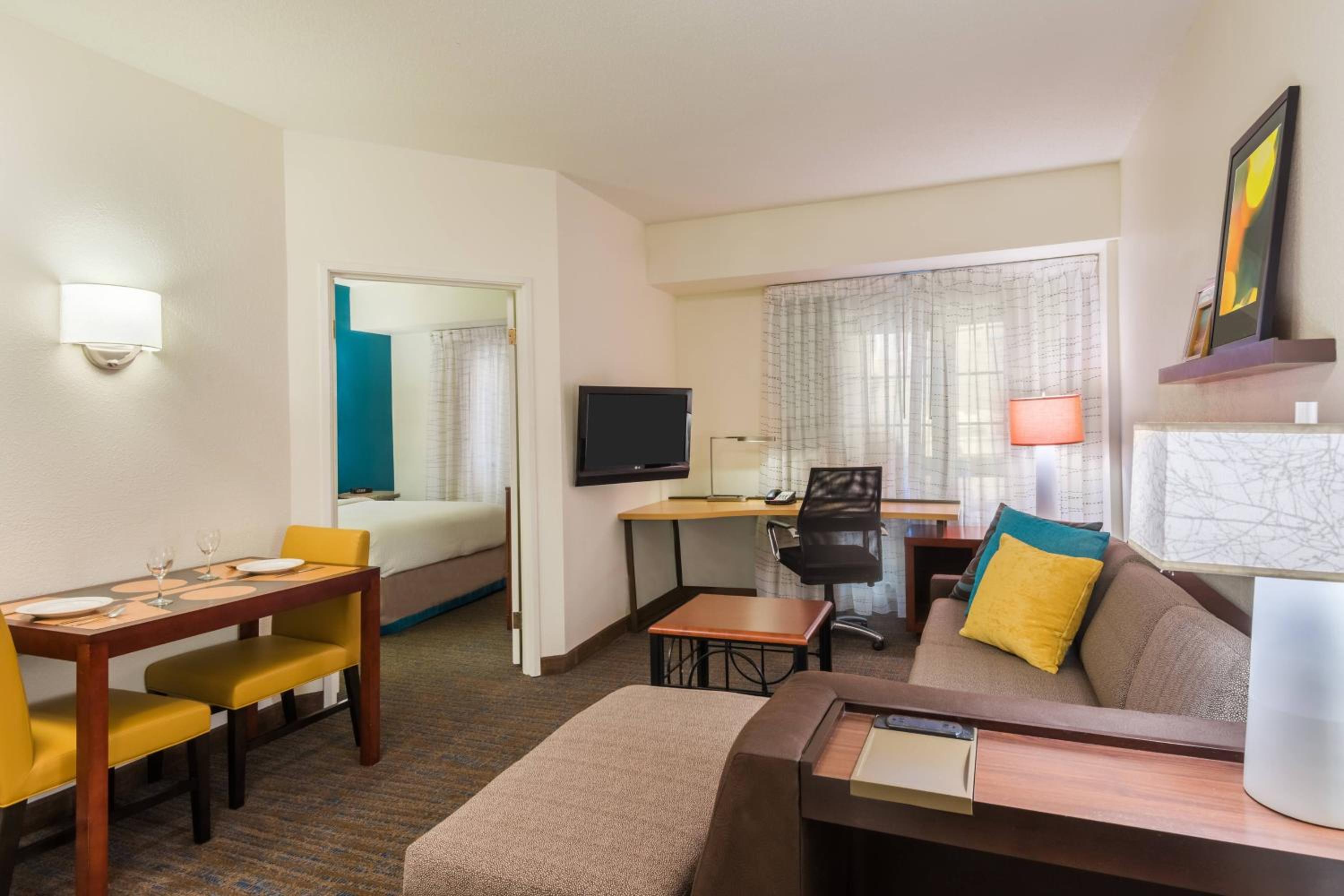One-Bedroom Queen Suite with Sofa Bed and Tub – Mobility Accessible photo 2