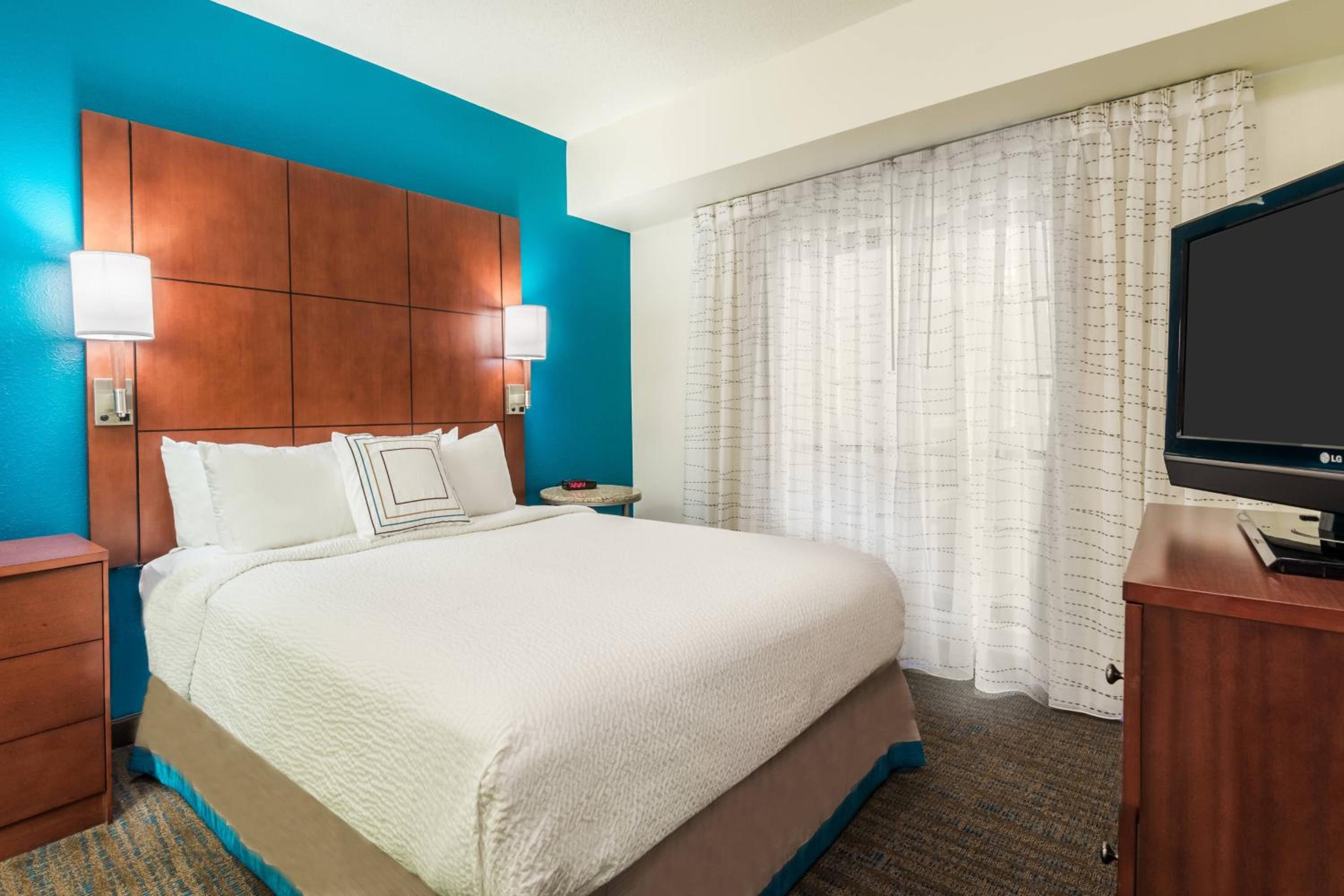 One-Bedroom Queen Suite with Sofa Bed and Tub – Mobility Accessible photo 3
