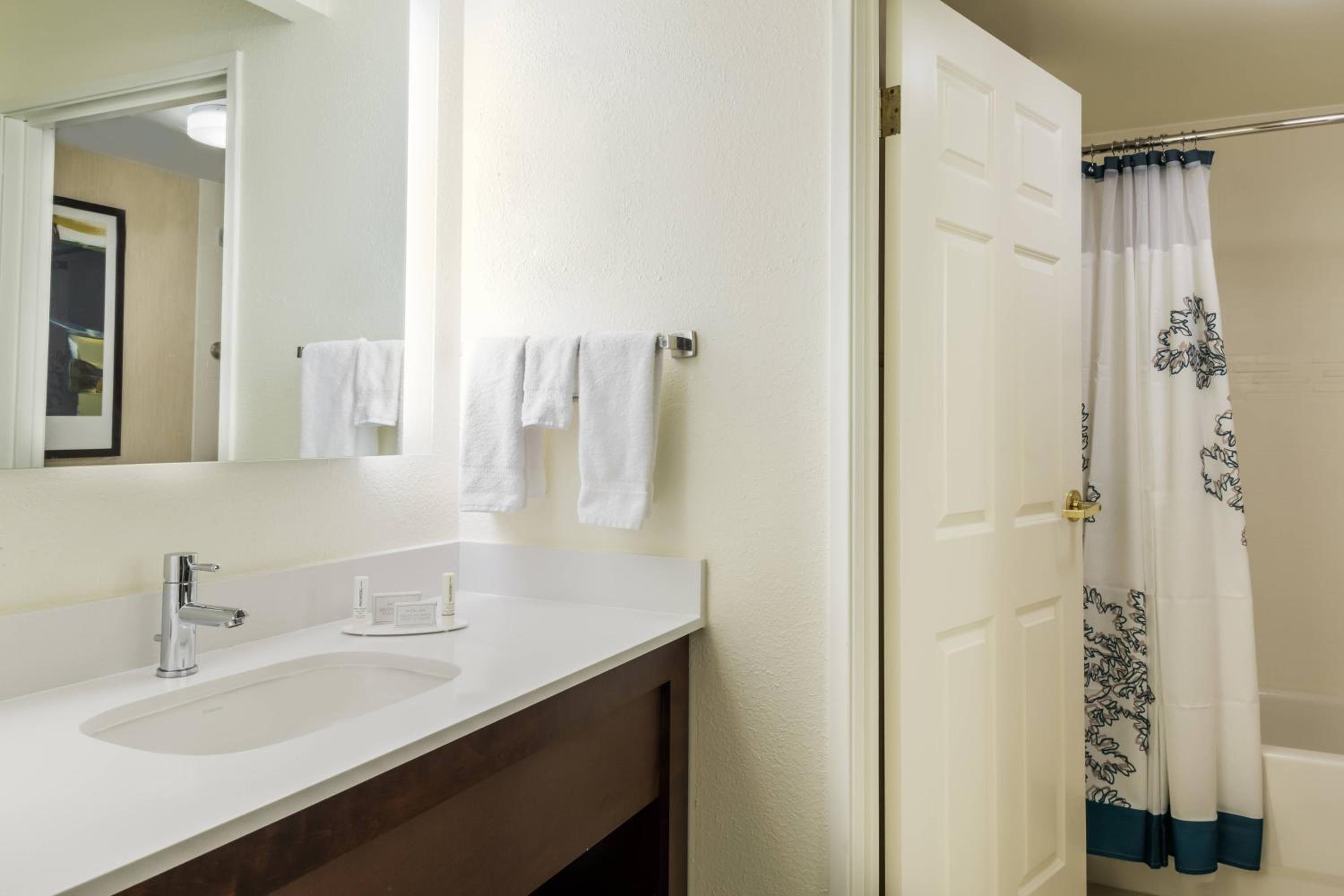 One-Bedroom Queen Suite with Sofa Bed and Tub – Mobility Accessible