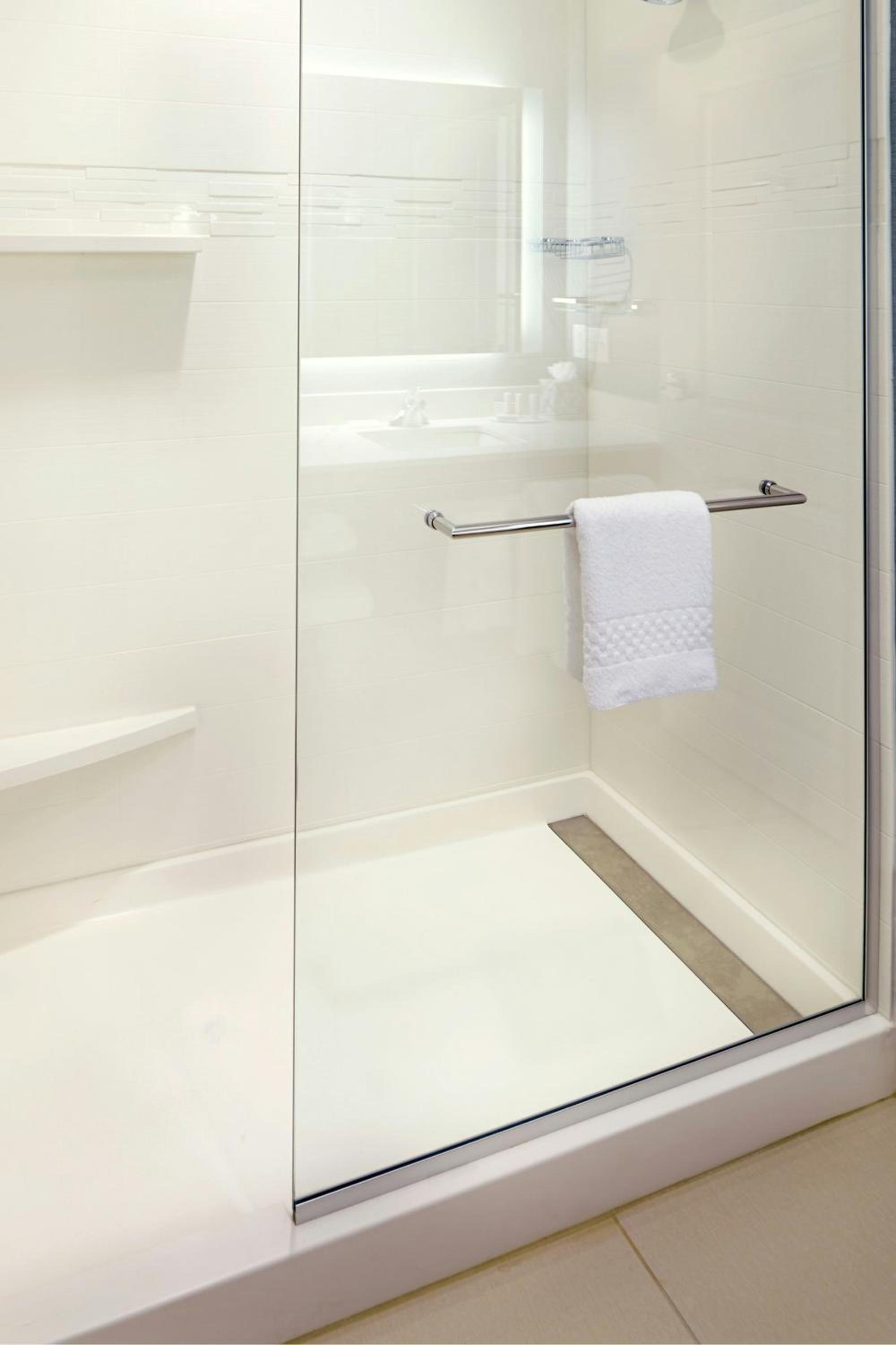 One-Bedroom Queen Suite with Sofa Bed and Adapted Tub - Mobility Accessible - Photo 10