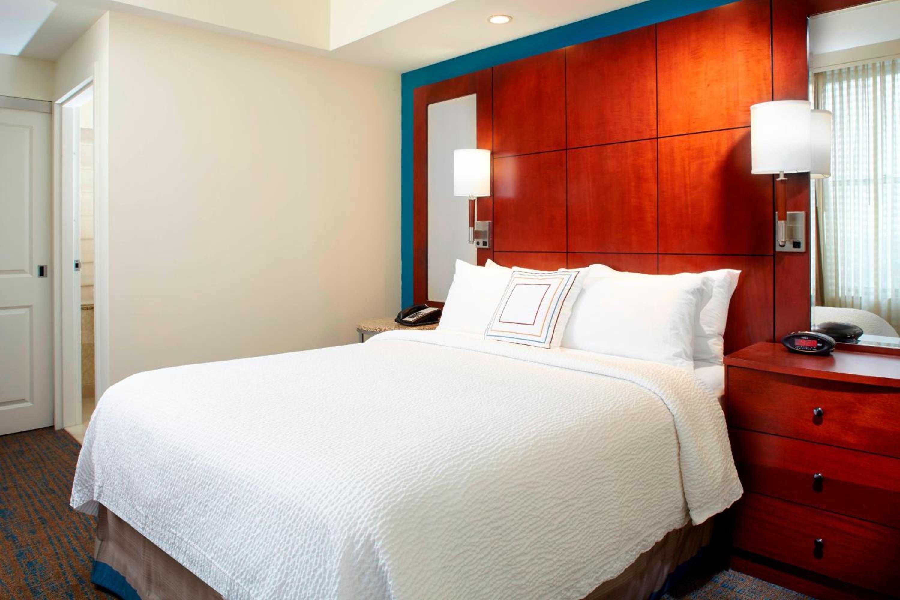 One-Bedroom Queen Suite with Sofa Bed and Roll-in Shower - Mobility and Hearing Accessible photo 3