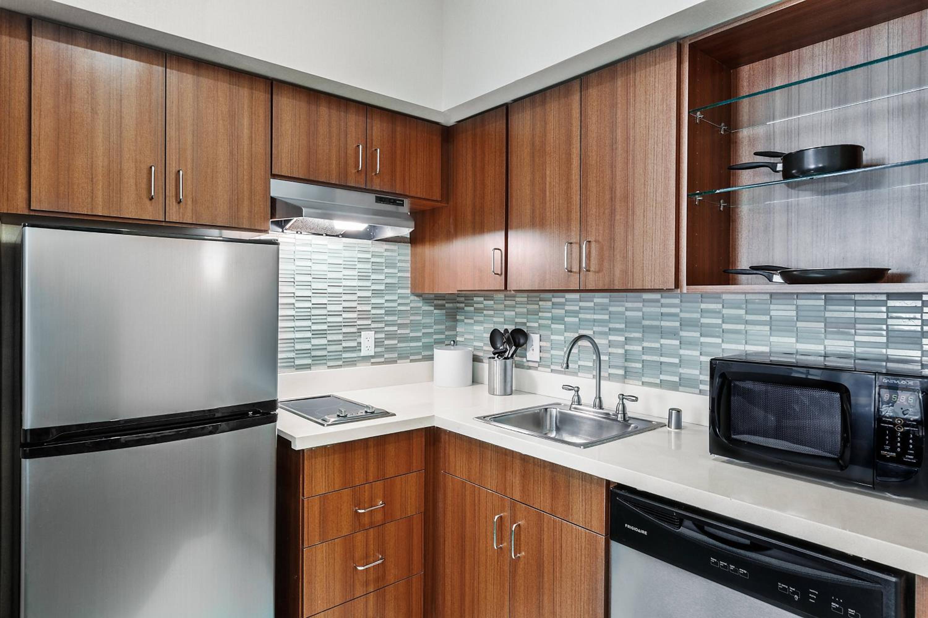 One-Bedroom Queen Suite with Two Queen Beds, Bathtub and Bunk Beds - Mobility Access/Hearing Accessible