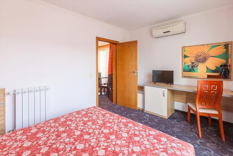 Double Room with Extra Bed (3 Adults) - Photo 3