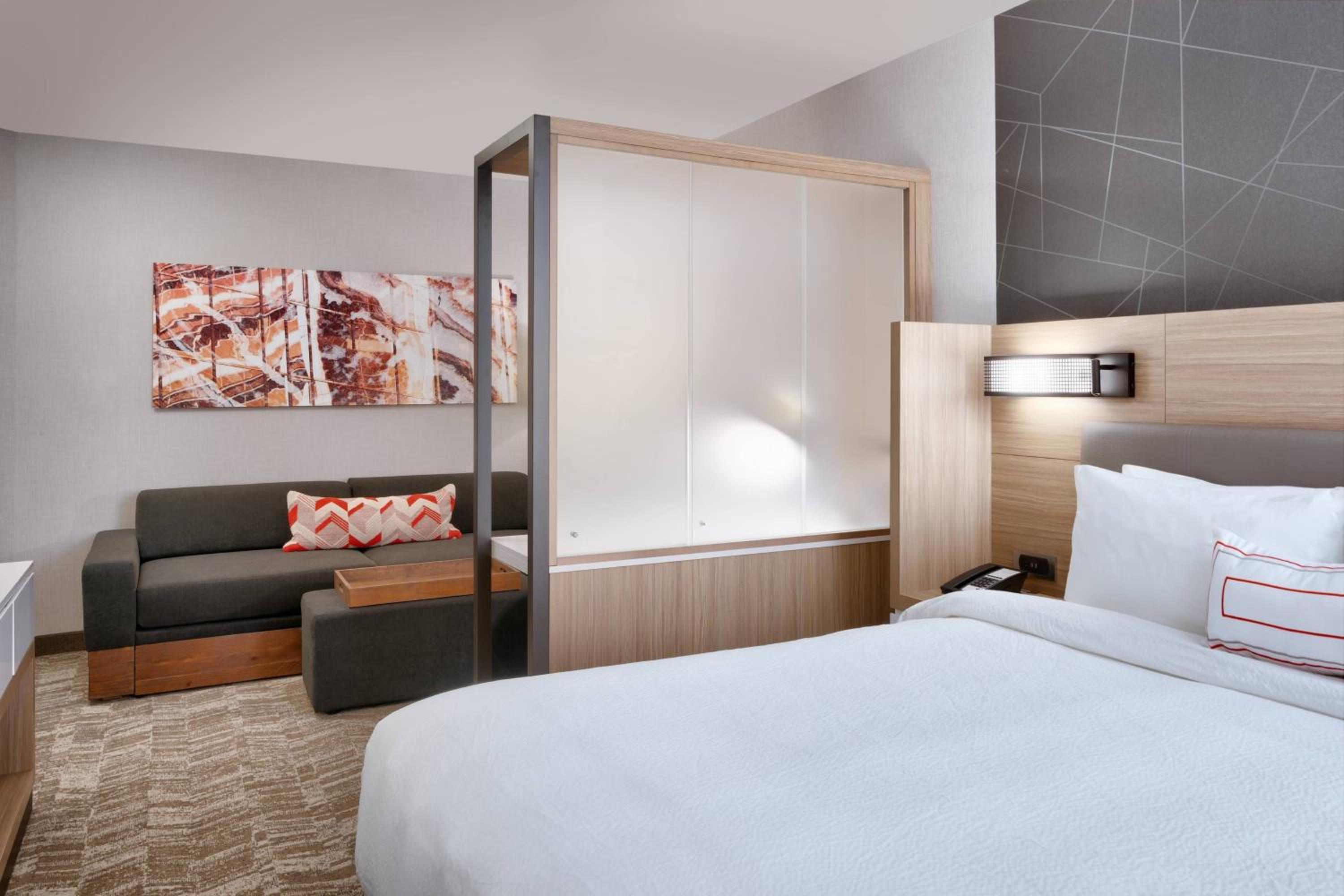King Suite with Tub - Mobility Accessible - Photo 2