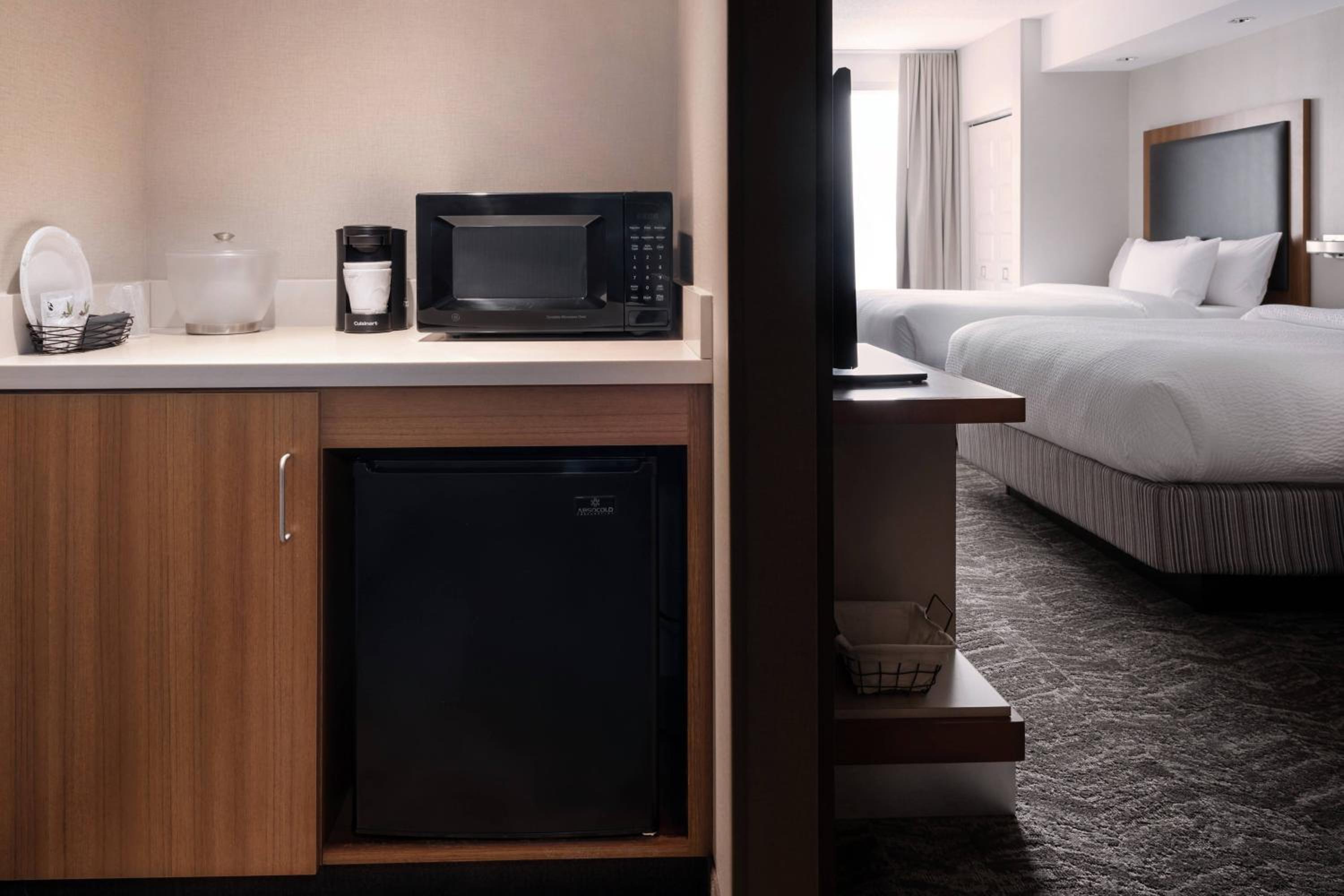 Executive King Suite with Roll-In Shower - Mobility Accesible - Photo 3