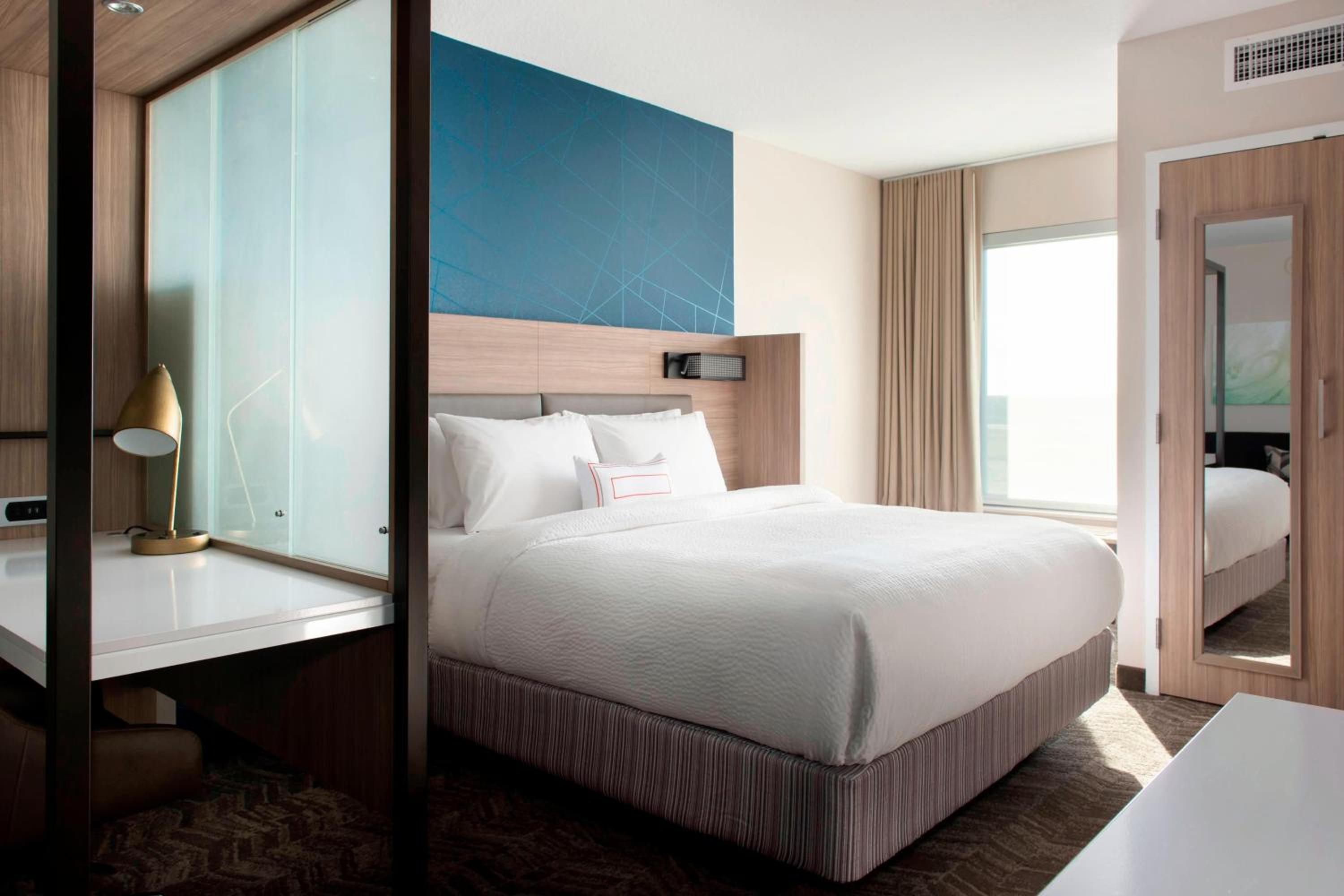 King Suite with Bathtub and Sofa Bed - Mobility Access