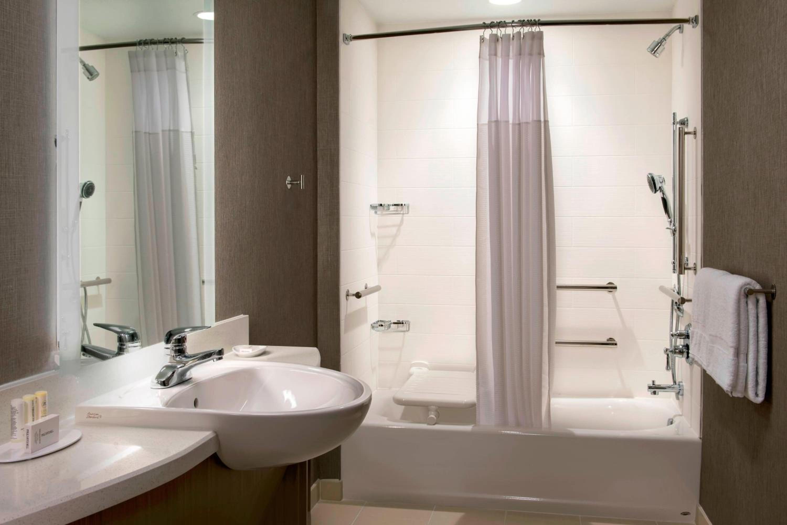 King Suite with Sofa Bed and Adapted Tub - Mobility Accessible