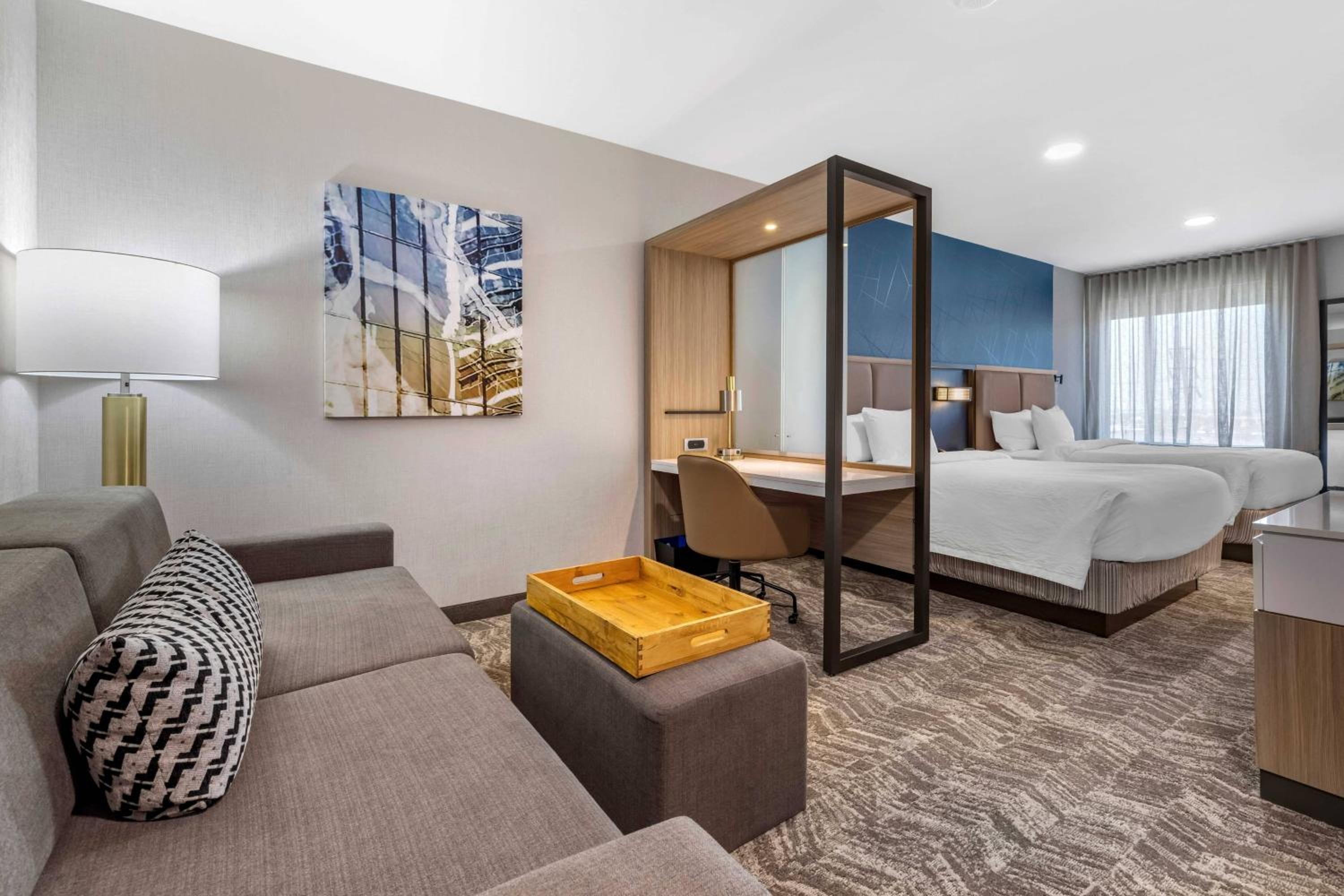 Suite with 2 Queen Trundle Beds