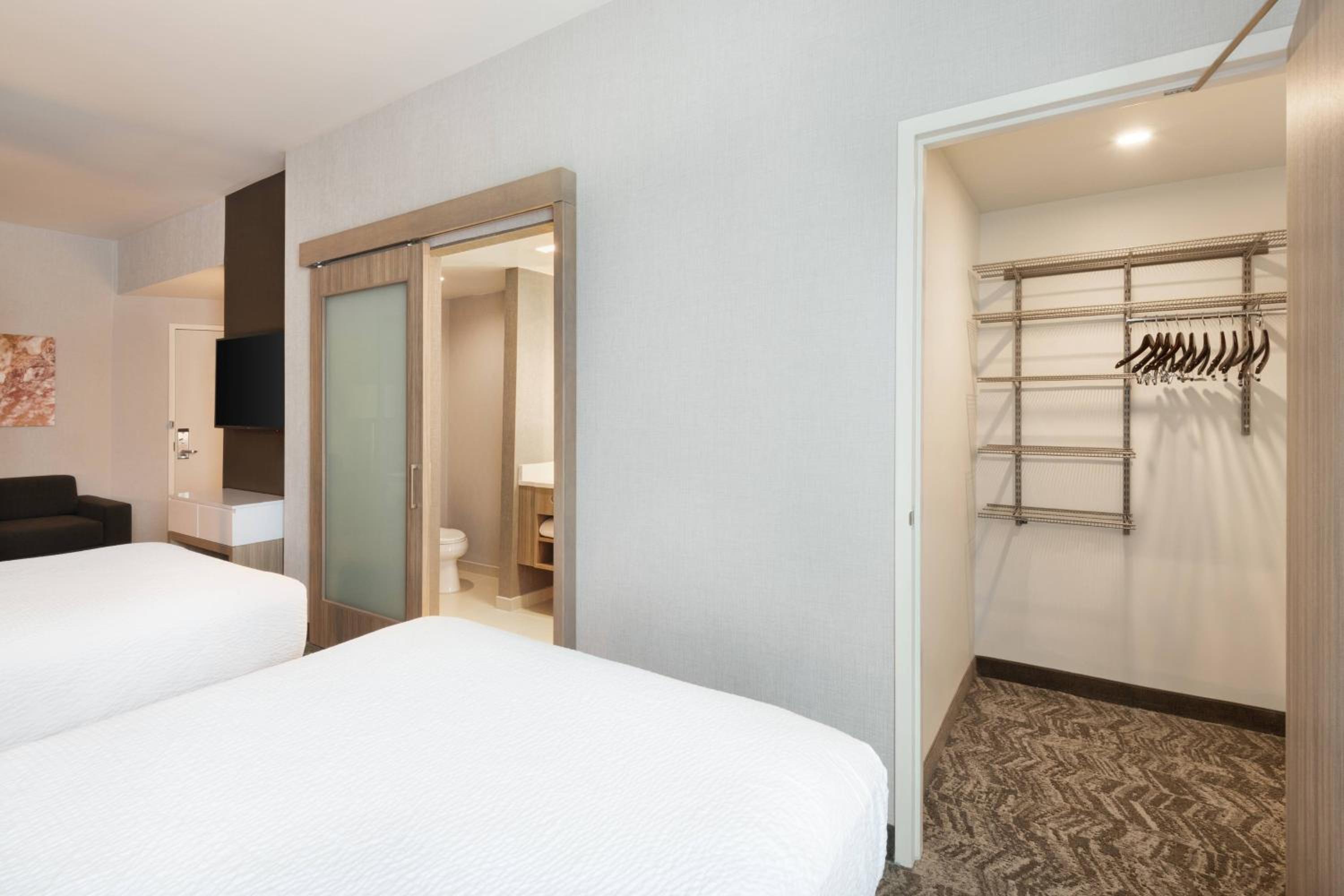 Queen Suite with Tub - Mobility Accessible