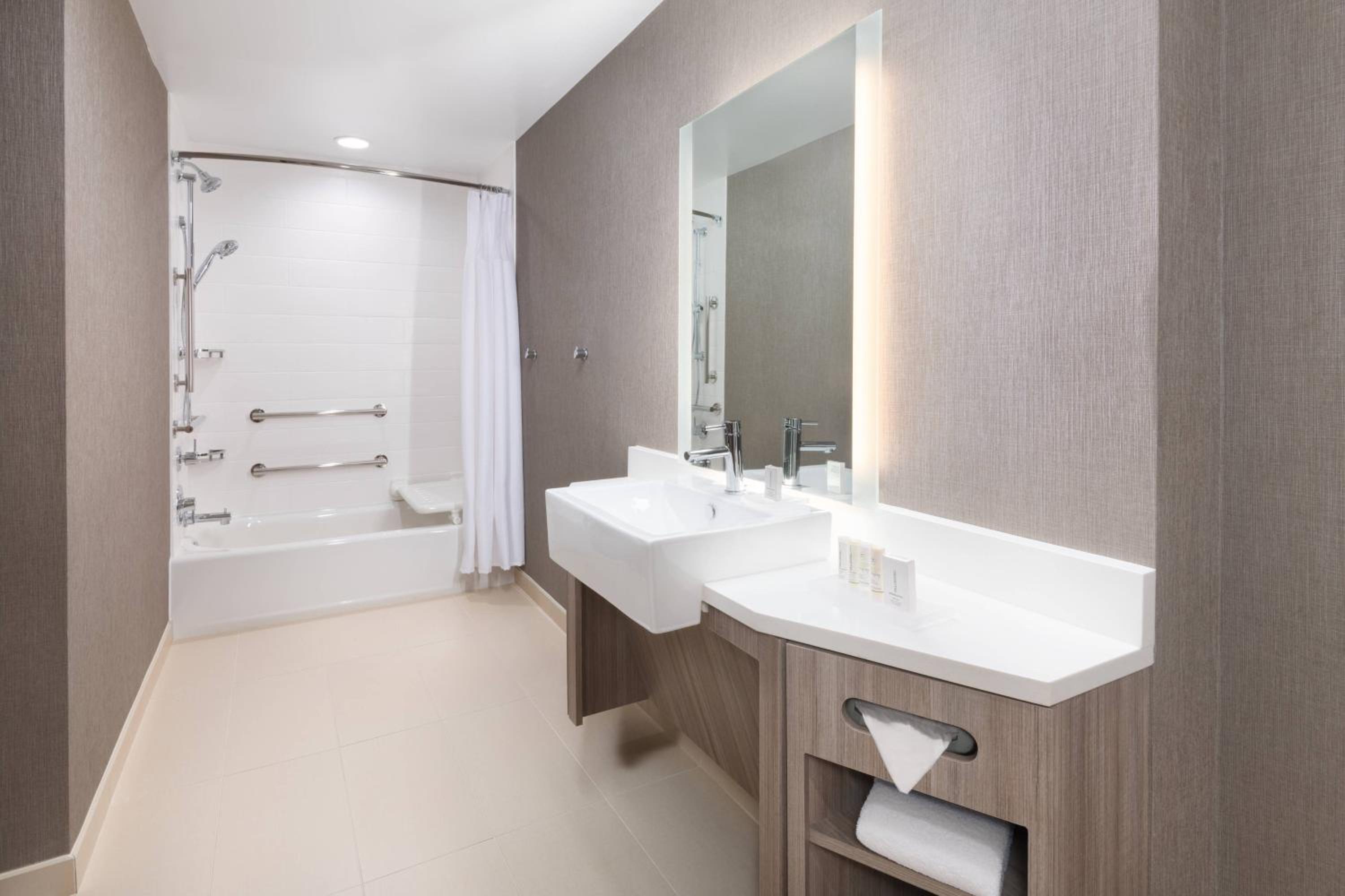 King Suite with Tub - Mobility Accessible - Photo 8