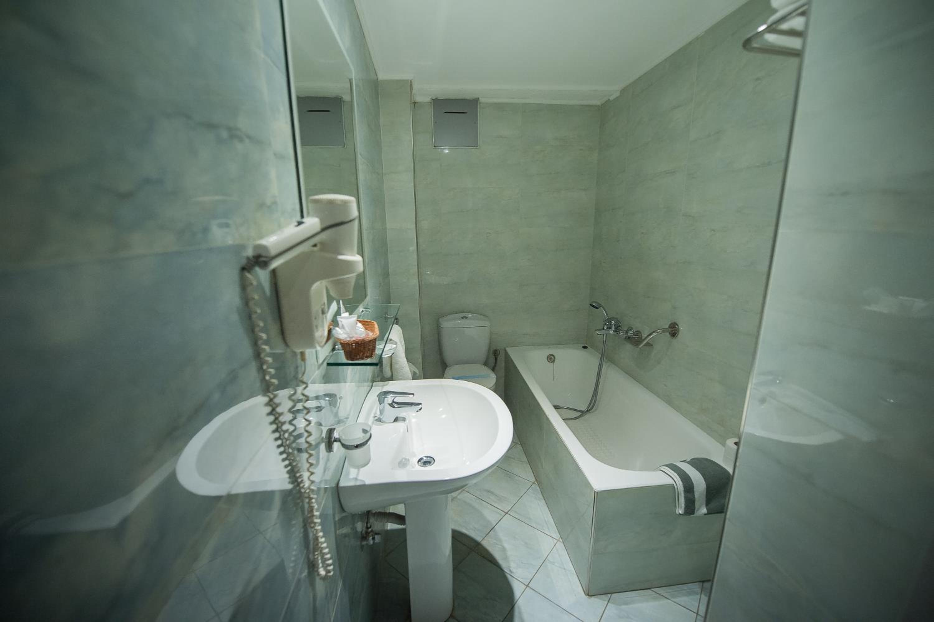 Twin Room with Bath photo 2