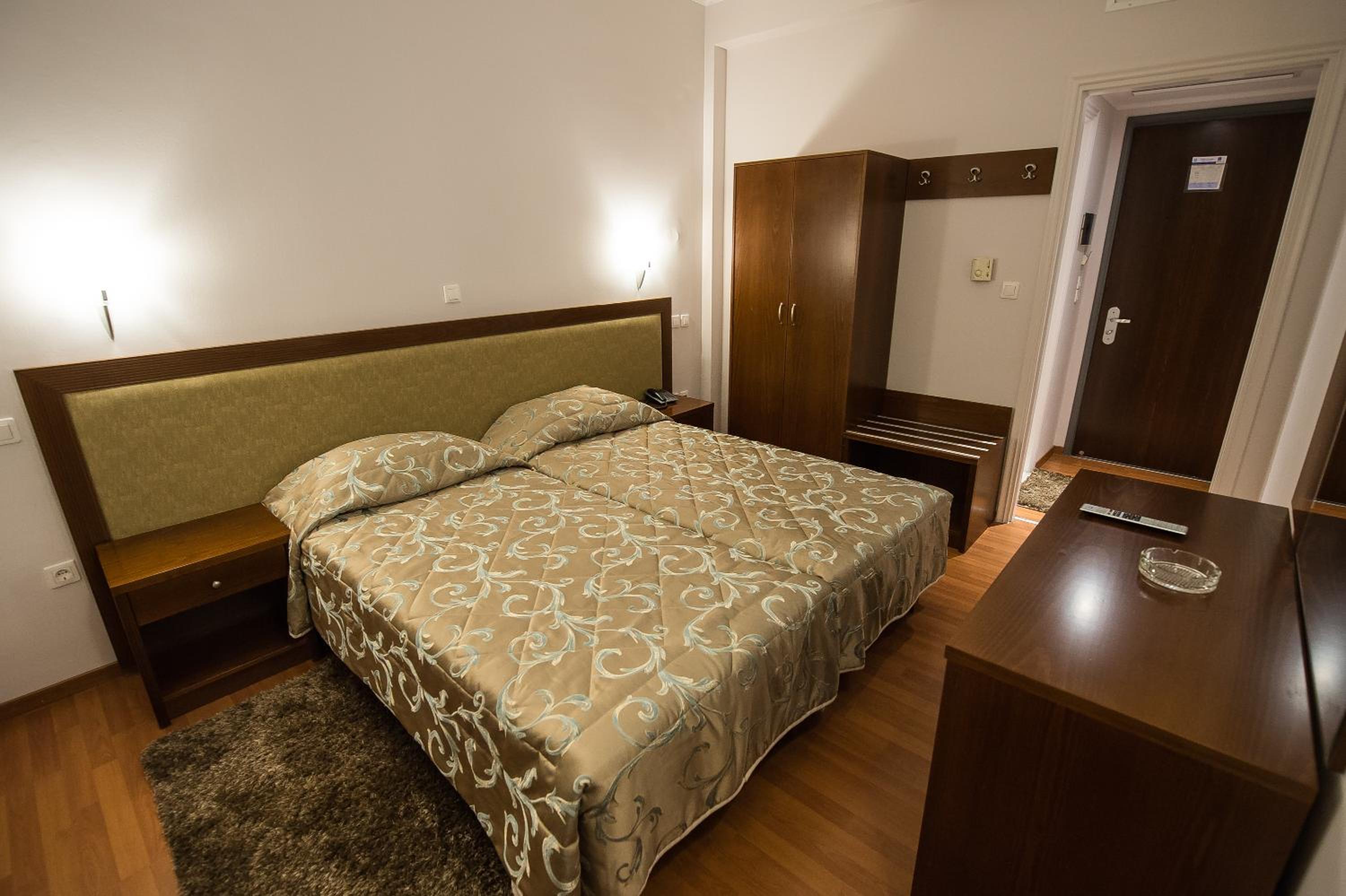 Twin Room with Bath photo 3