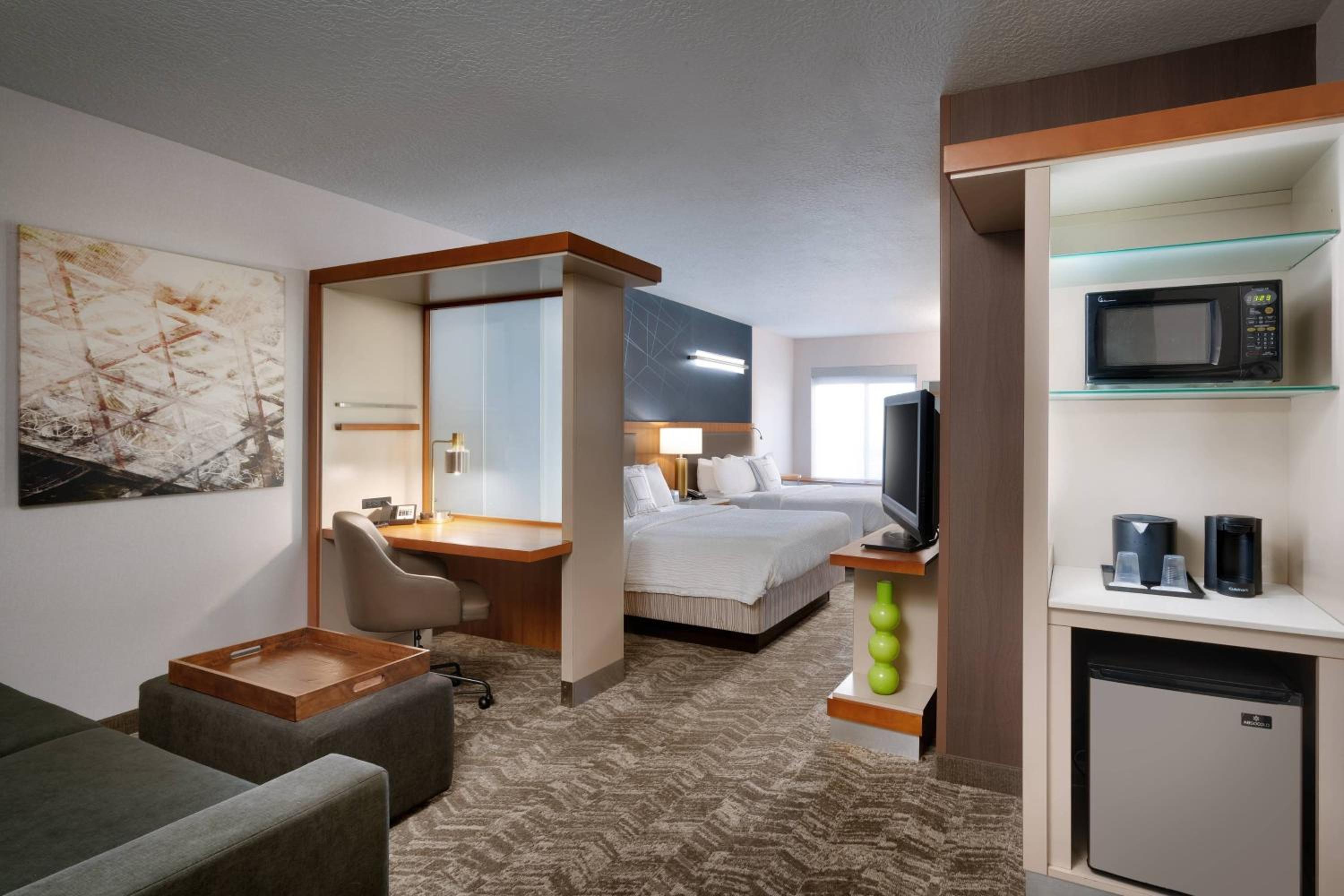 Queen Suite with Two Queen Beds, Bathtub and Trundle Sofa - Mobility Access/Hearing Accessible - Photo 1