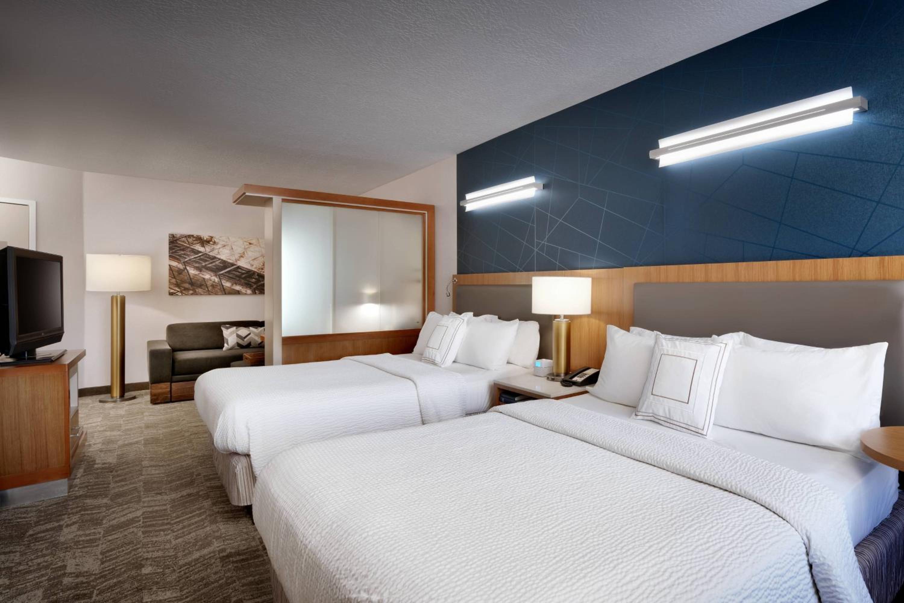 Queen Suite with Two Queen Beds, Bathtub and Trundle Sofa - Mobility Access/Hearing Accessible - Photo 2