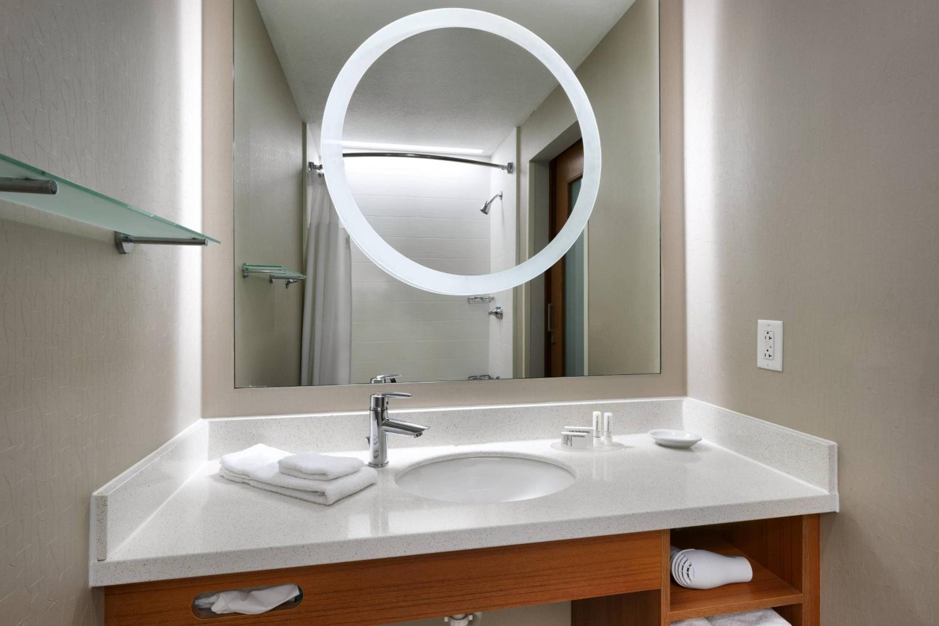 Queen Suite with Two Queen Beds, Bathtub and Trundle Sofa - Mobility Access/Hearing Accessible - Photo 4