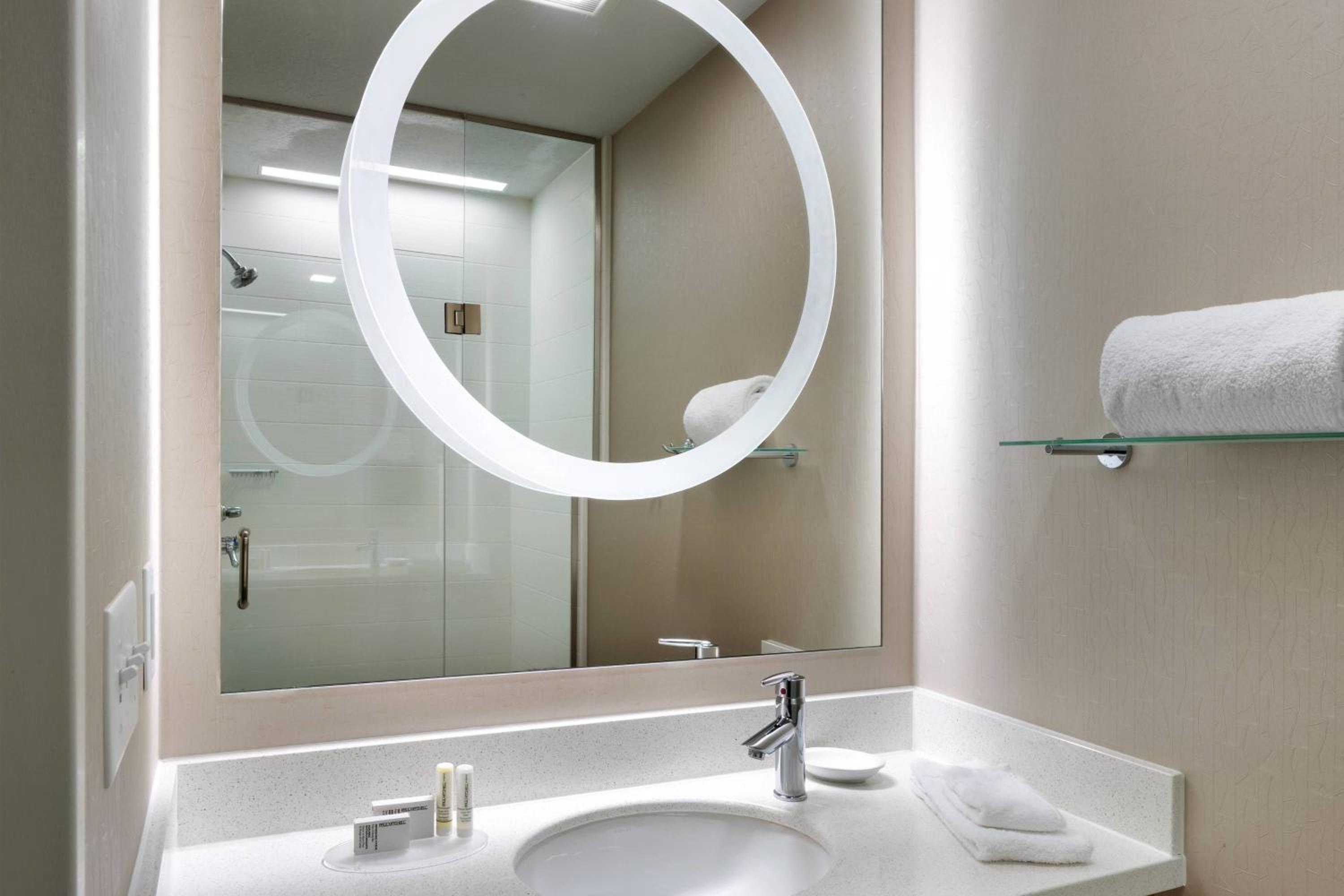 Queen Suite with Two Queen Beds, Bathtub and Trundle Sofa - Mobility Access/Hearing Accessible - Photo 5