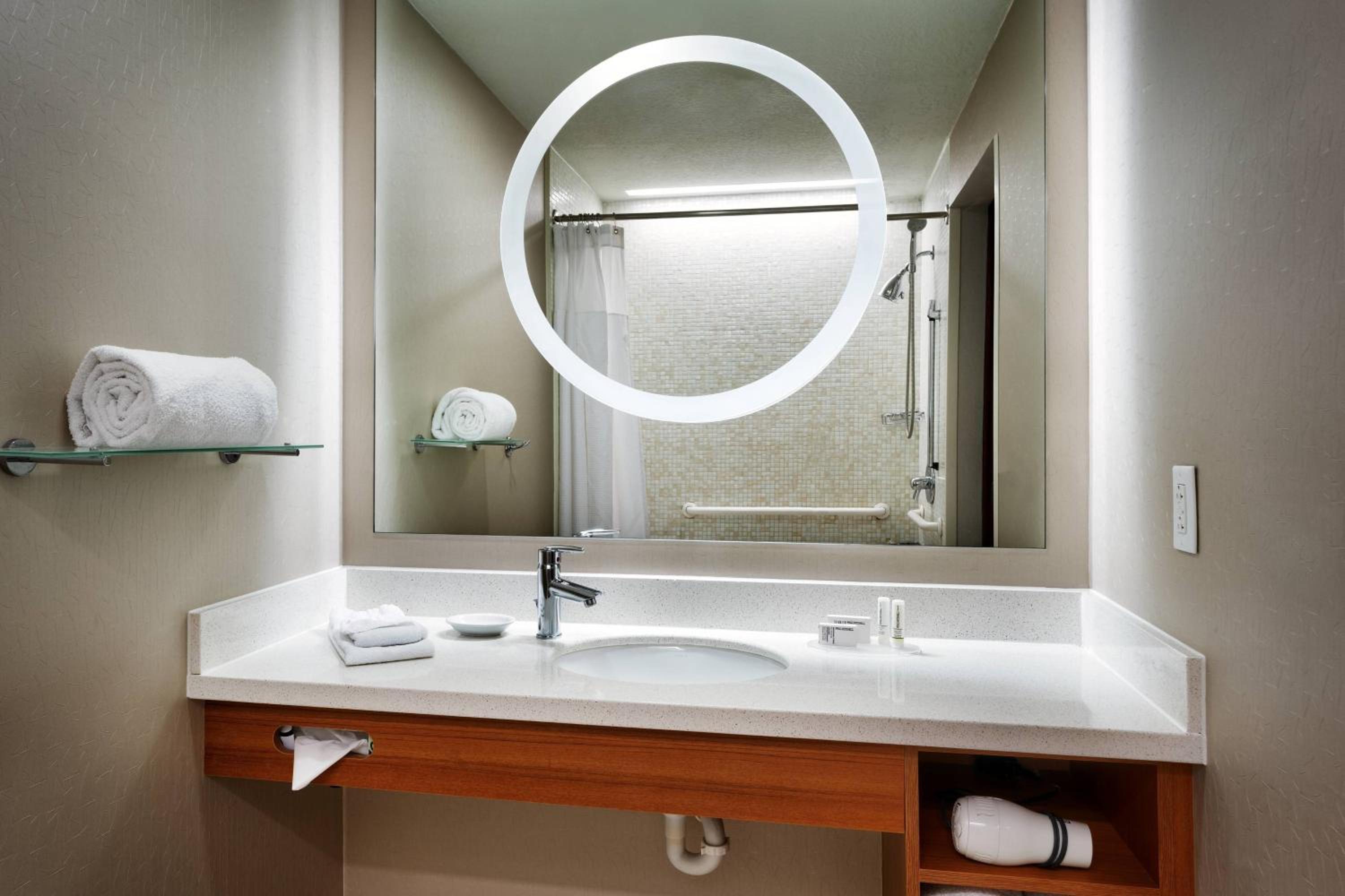 Queen Suite with Two Queen Beds, Bathtub and Trundle Sofa - Mobility Access/Hearing Accessible - Photo 6
