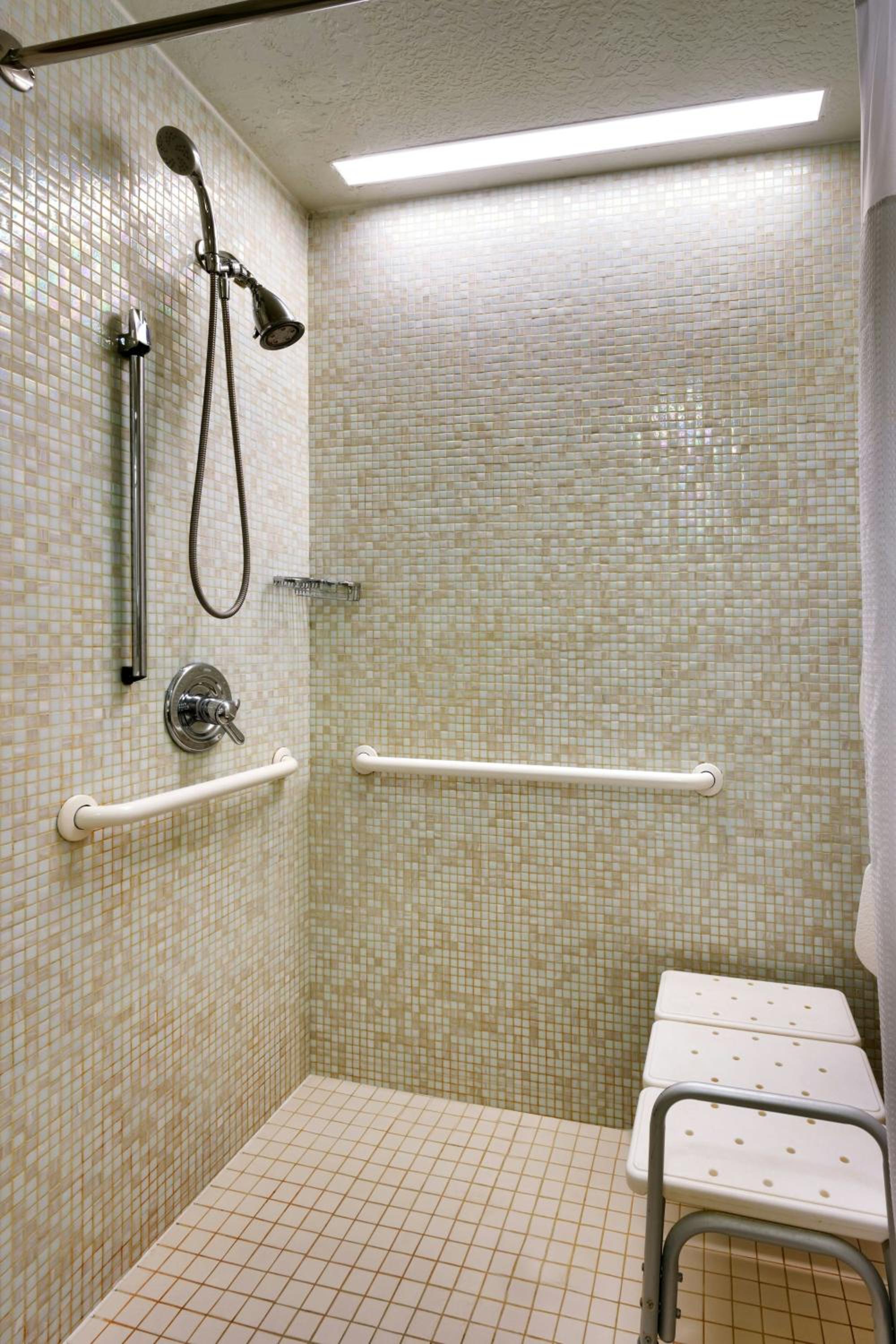 Queen Suite with Two Queen Beds, Bathtub and Trundle Sofa - Mobility Access/Hearing Accessible - Photo 9