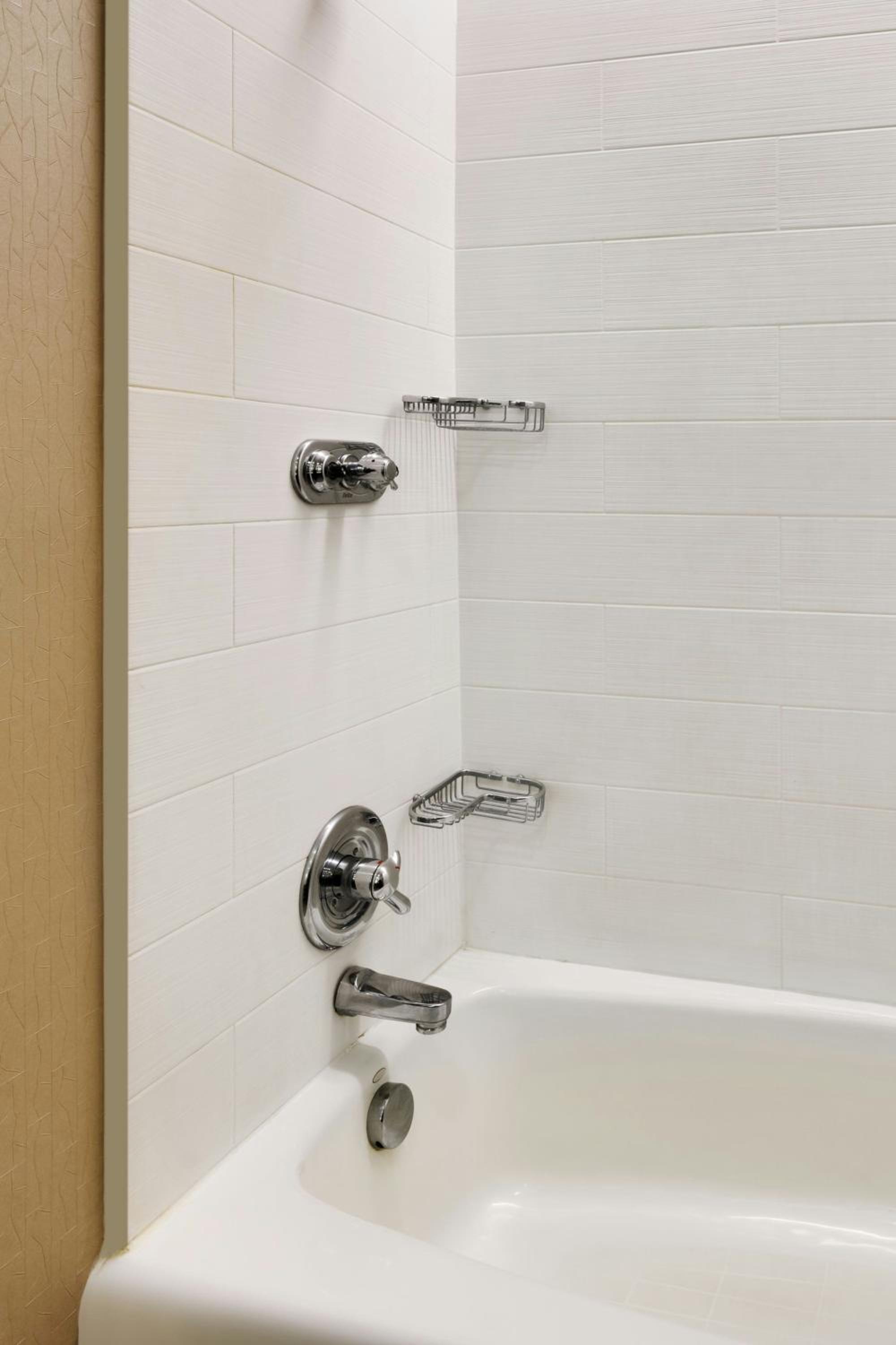 Queen Suite with Two Queen Beds, Bathtub and Trundle Sofa - Mobility Access/Hearing Accessible - Photo 10