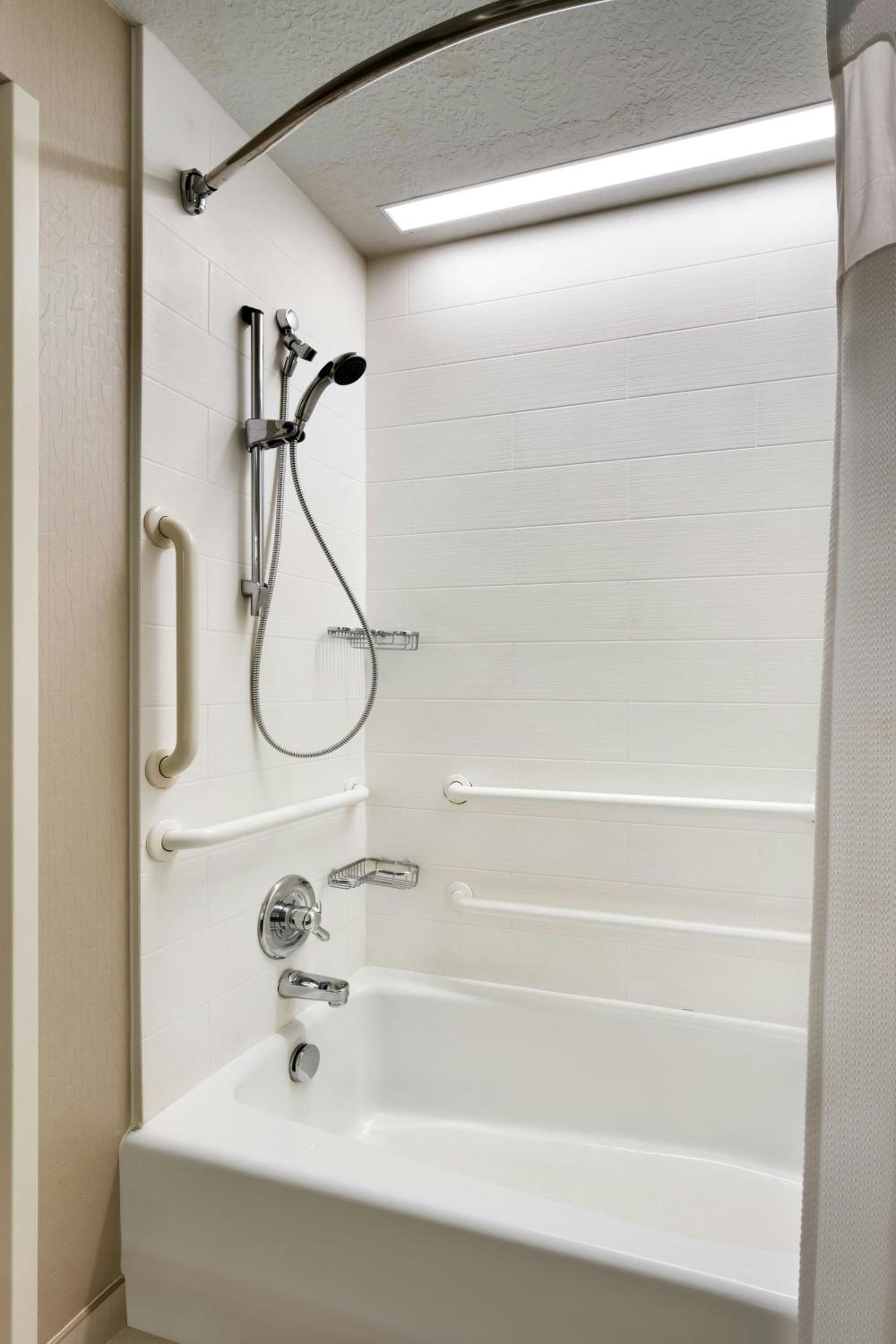 Queen Suite with Two Queen Beds, Bathtub and Trundle Sofa - Mobility Access/Hearing Accessible - Photo 8