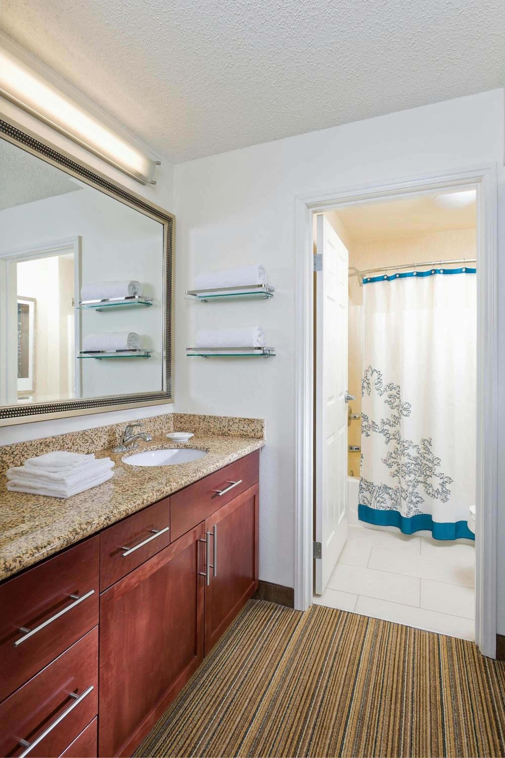 One-Bedroom King Suite - Photo 4