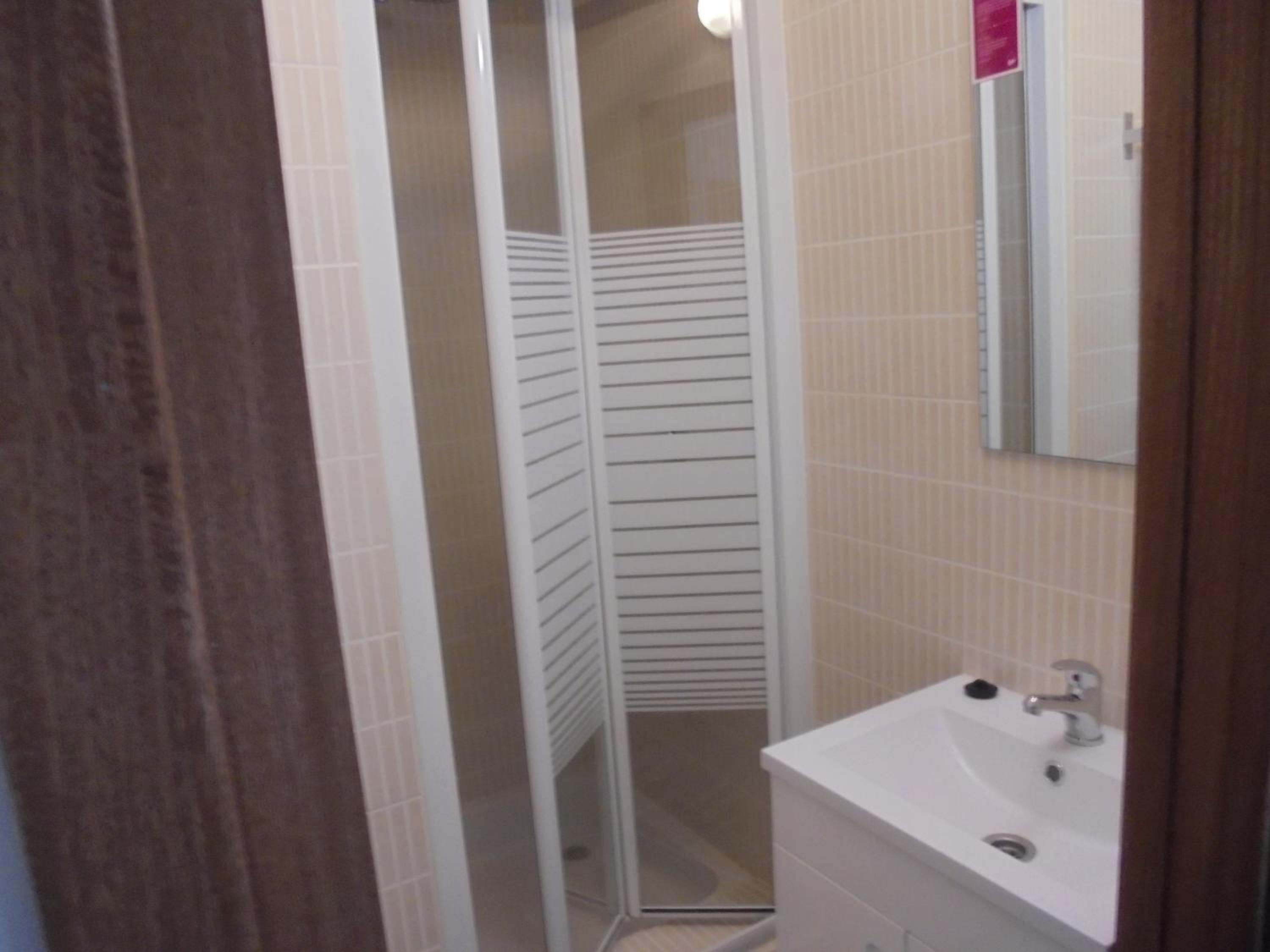 Twin Room with Private Bathroom photo 2