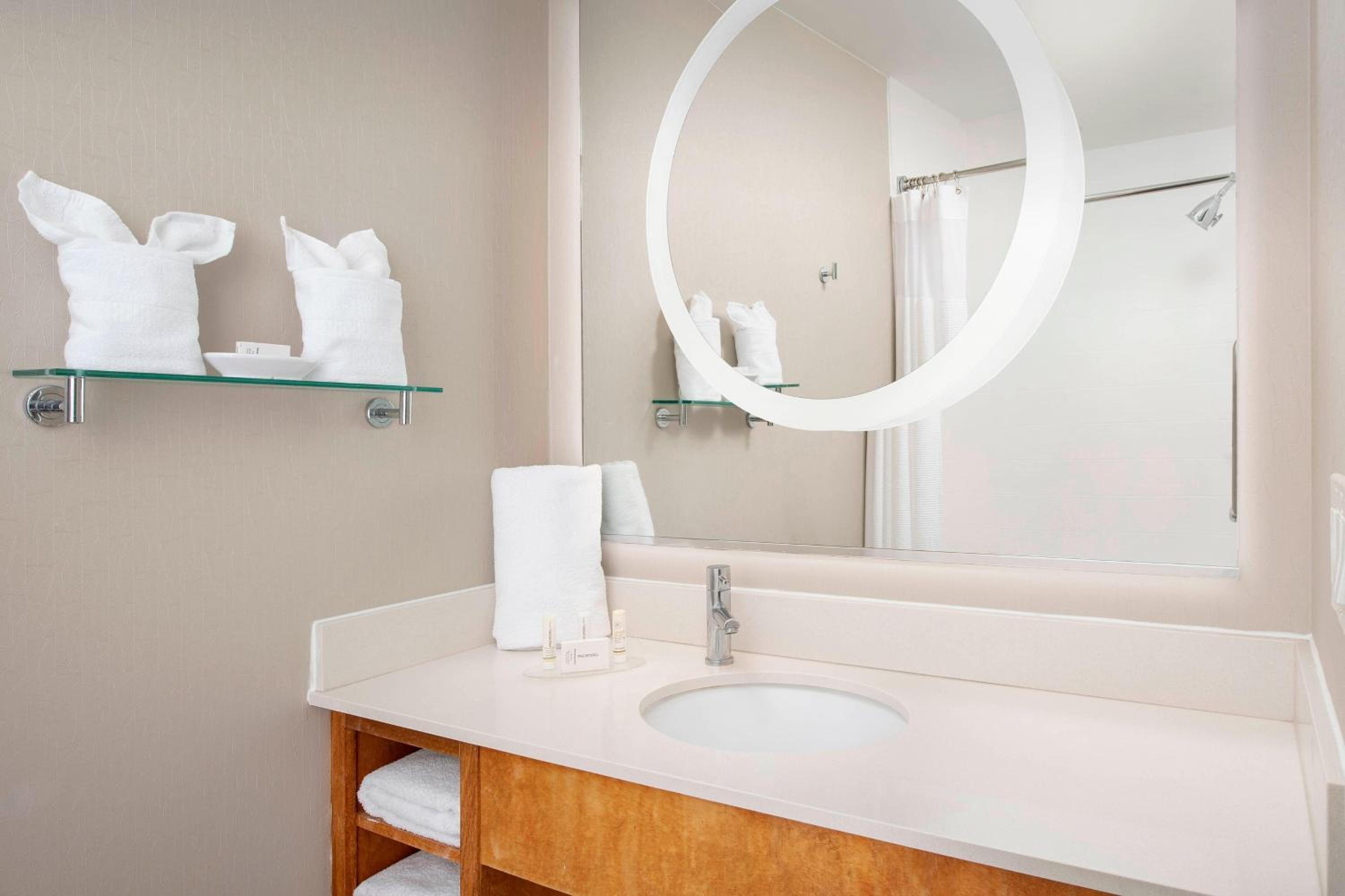 King Suite with Bathtub and Trundle Sofa - Mobility Access - Photo 6