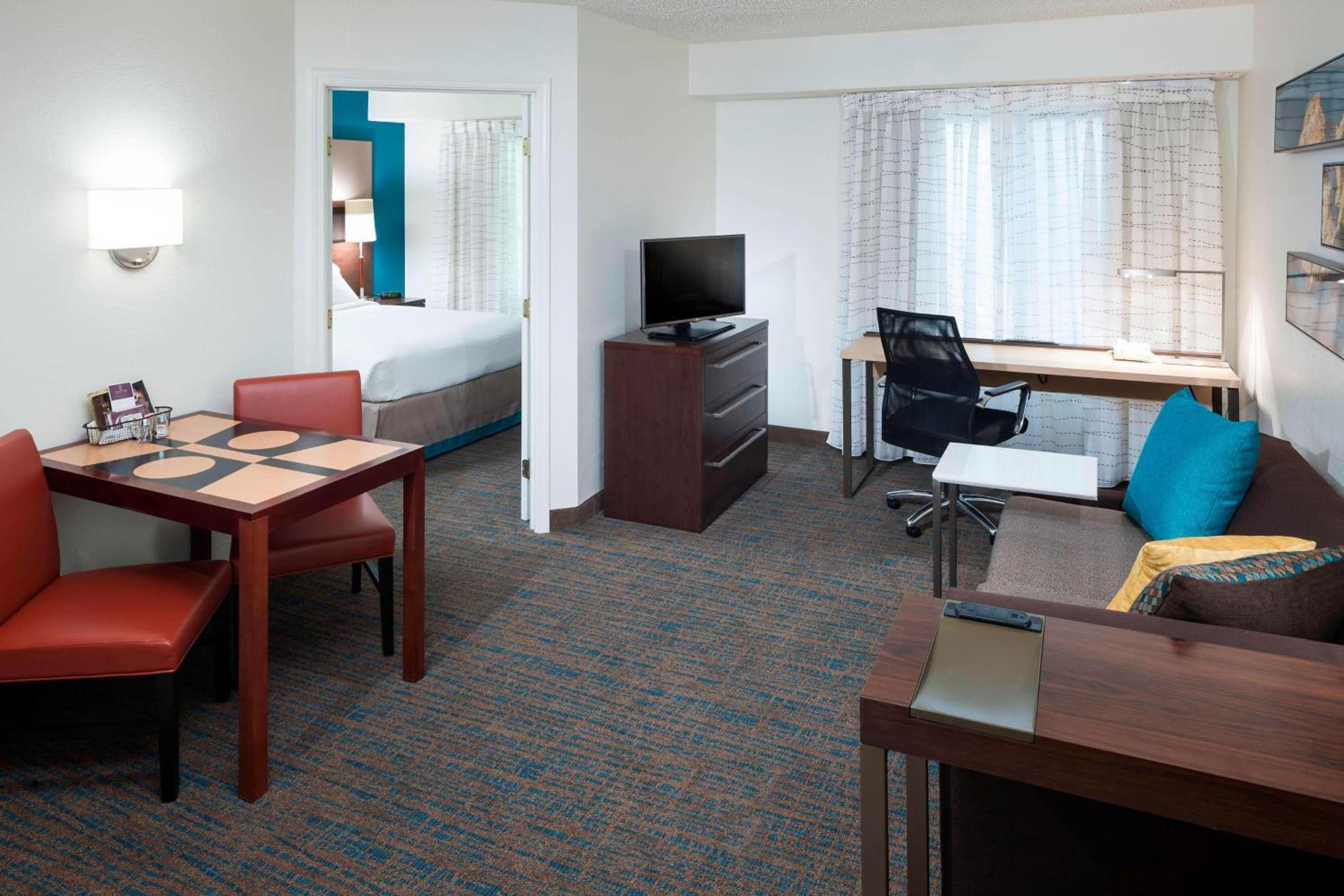 One-Bedroom King Suite with Sofa Bed and Adapted Tub - Mobility and Hearing Accessible