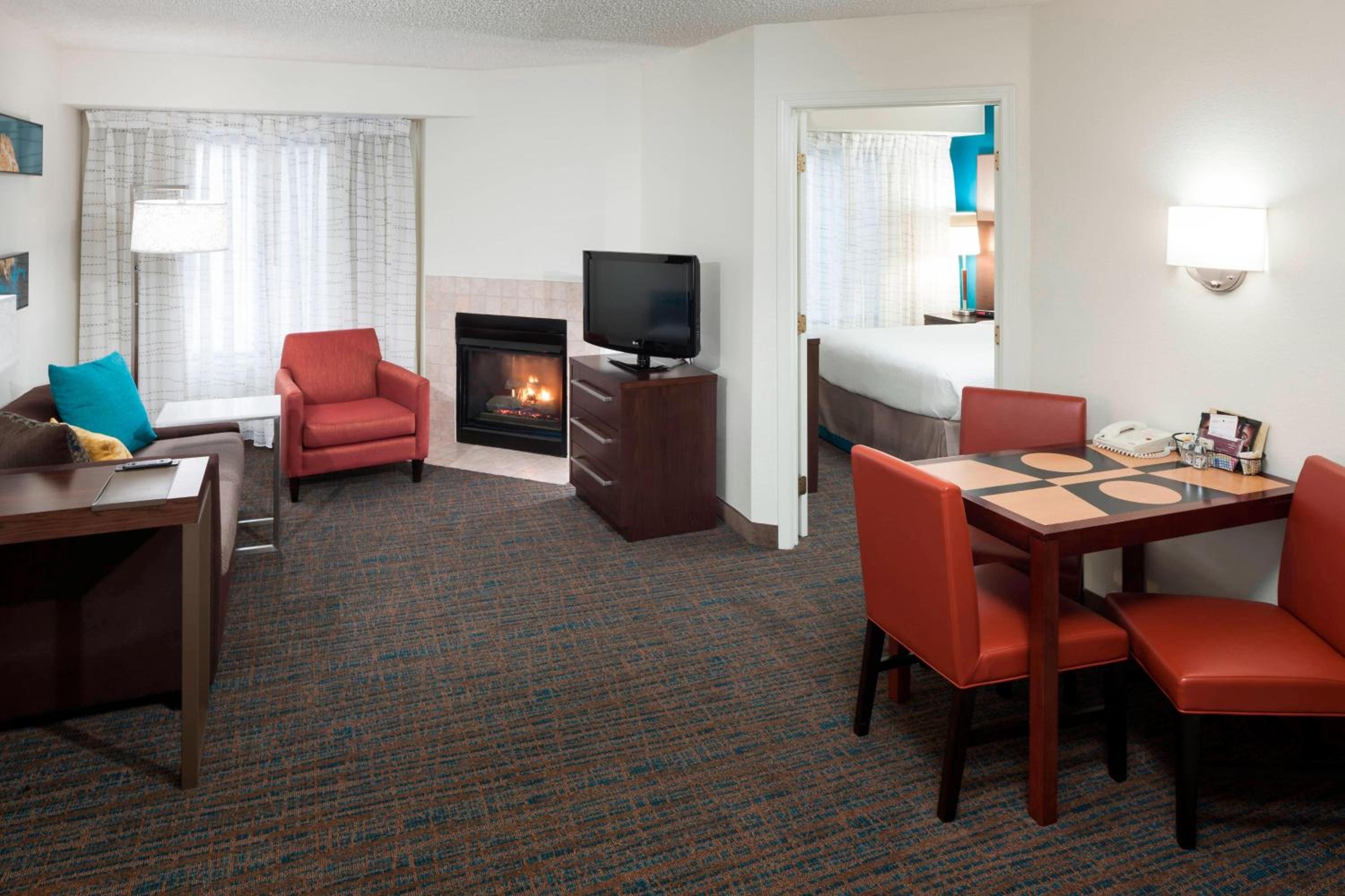 Two-Bedroom Suite with Fireplace - Mobility/Hearing Accessible with Roll-In Shower - Photo 2