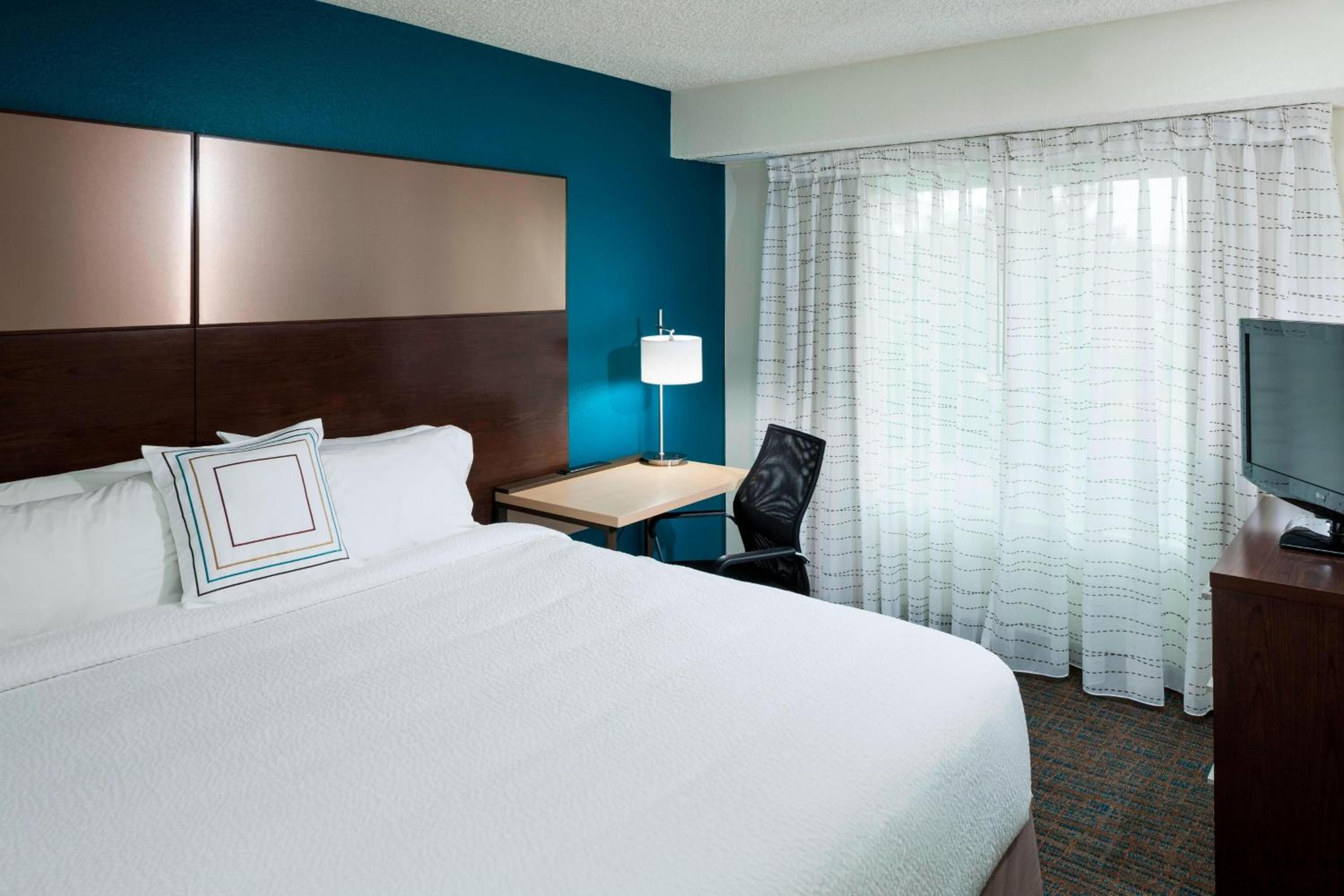 Two-Bedroom Suite with Fireplace - Mobility/Hearing Accessible with Roll-In Shower - Photo 4