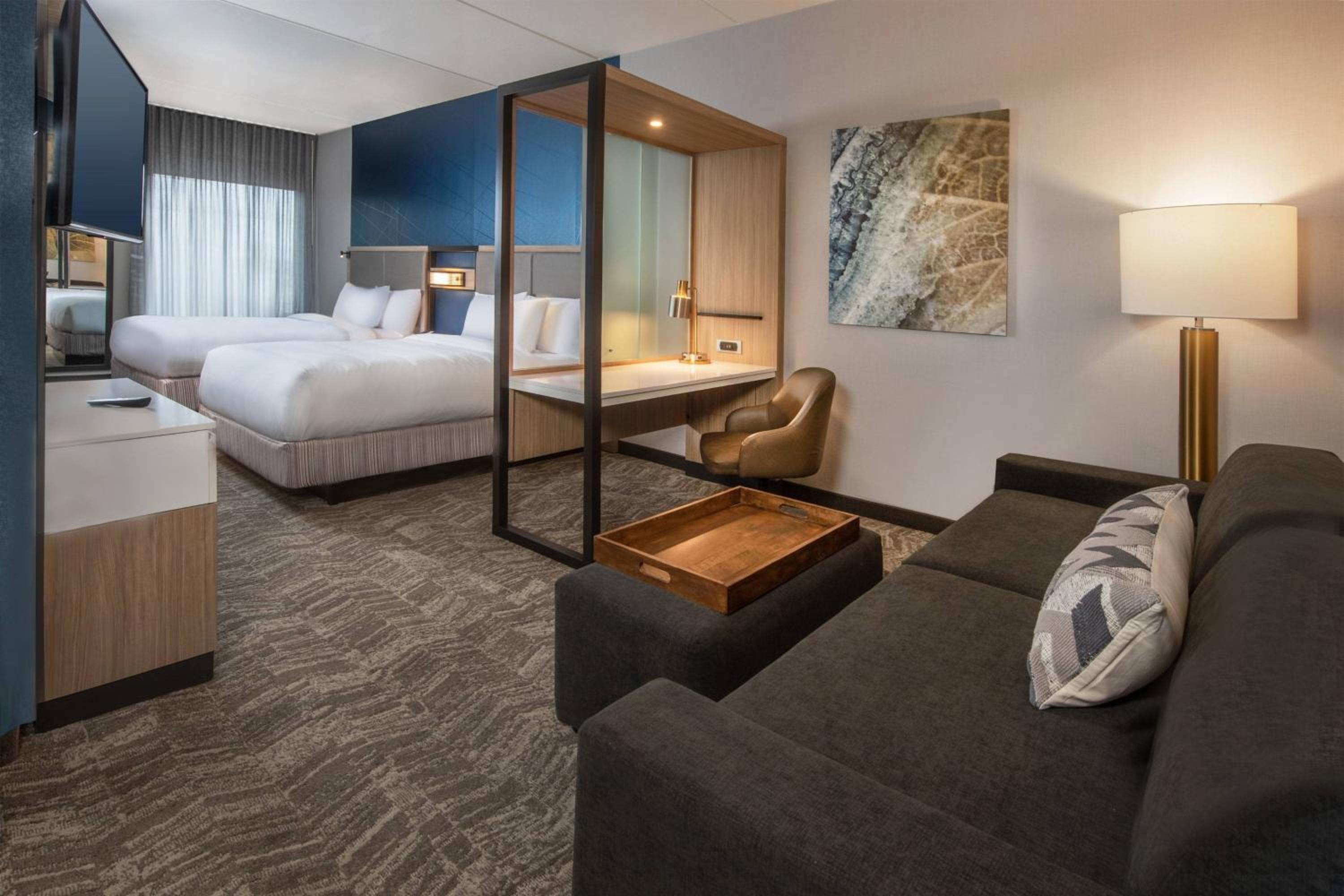 Queen Suite with Roll-In Shower - Mobility Accessible