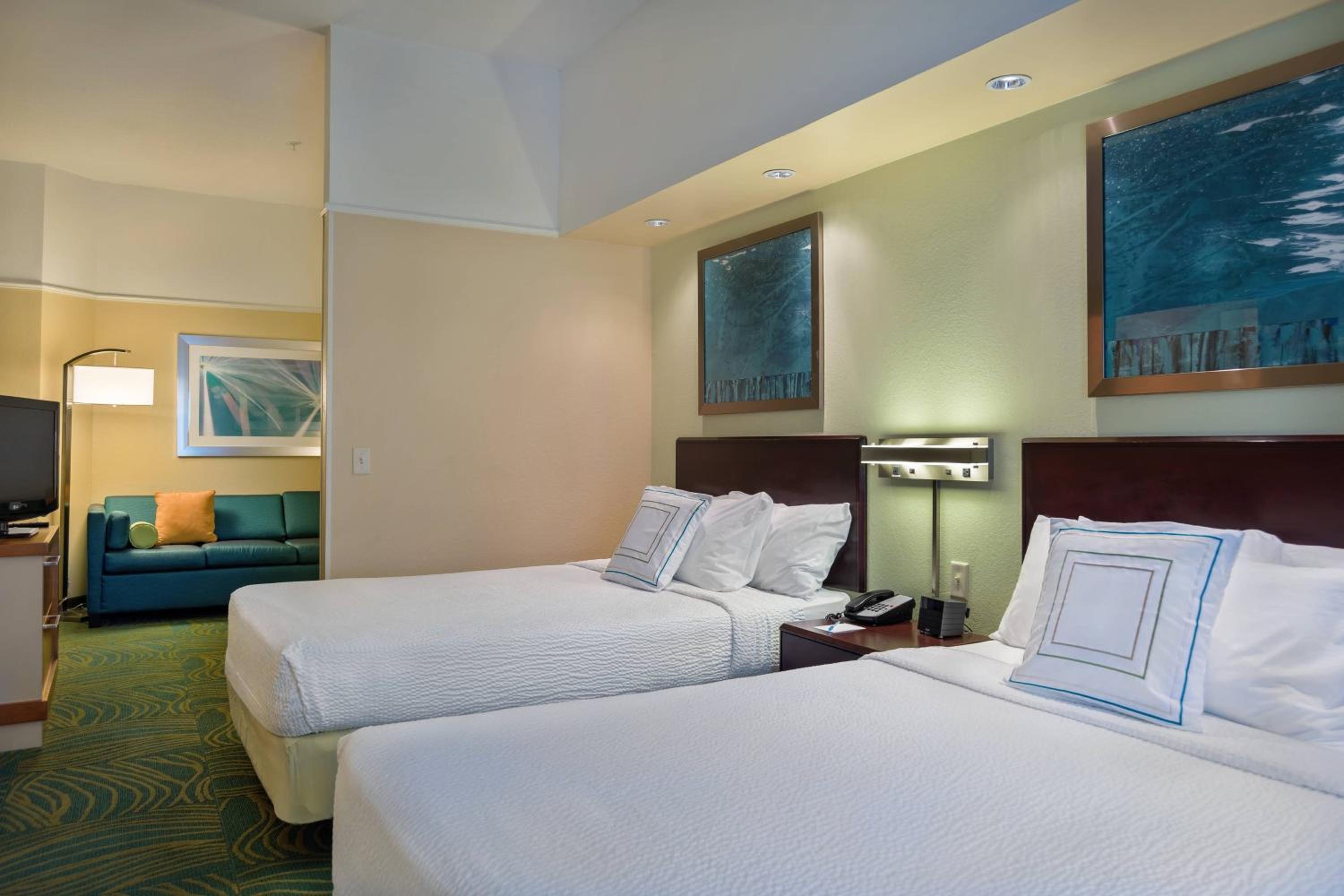 Double Suite with Two Double Beds, Bathtub and Trundle Sofa - Mobility Access/Hearing Accessible - Photo 1