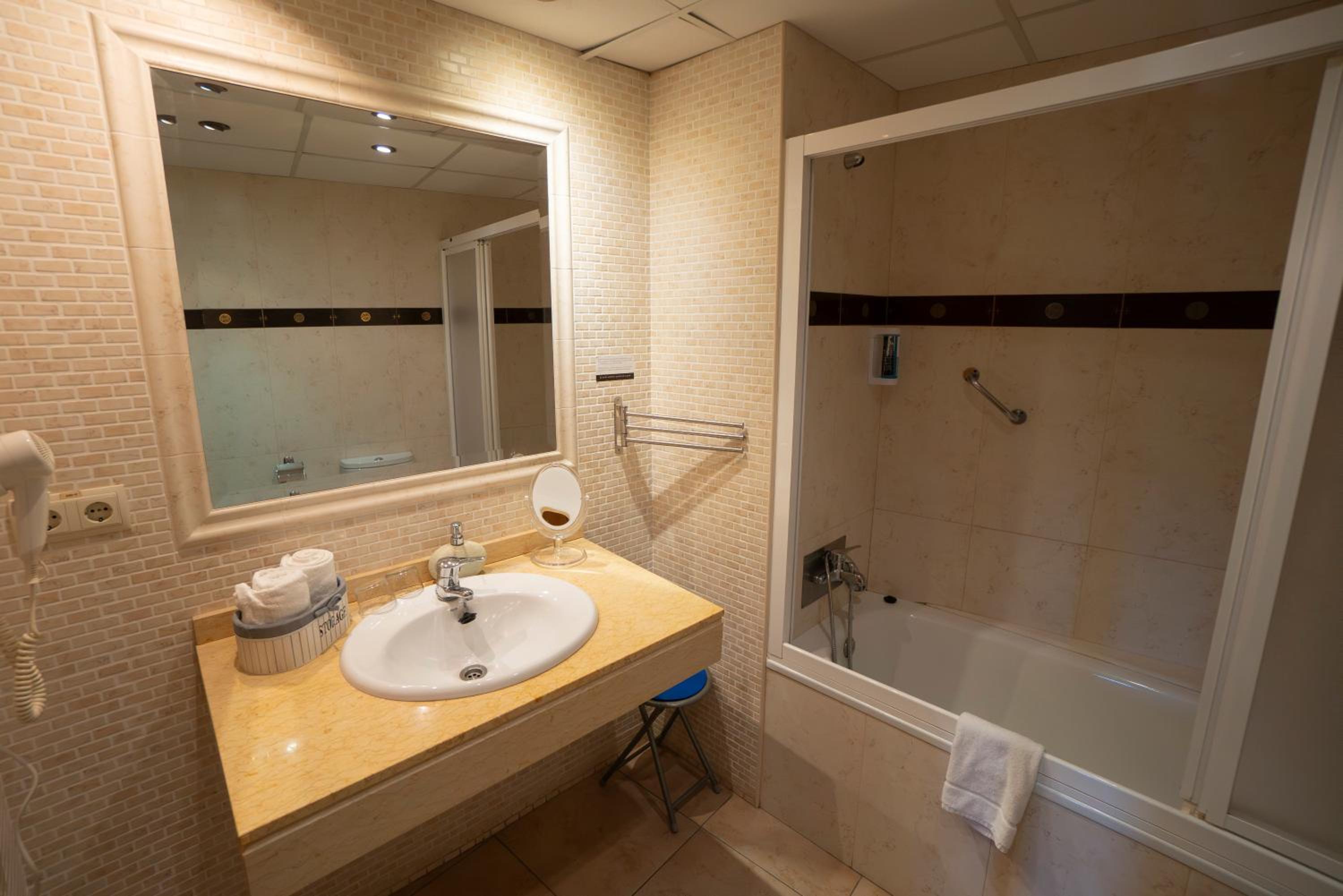 Quadruple Room with Terrace - Photo 6